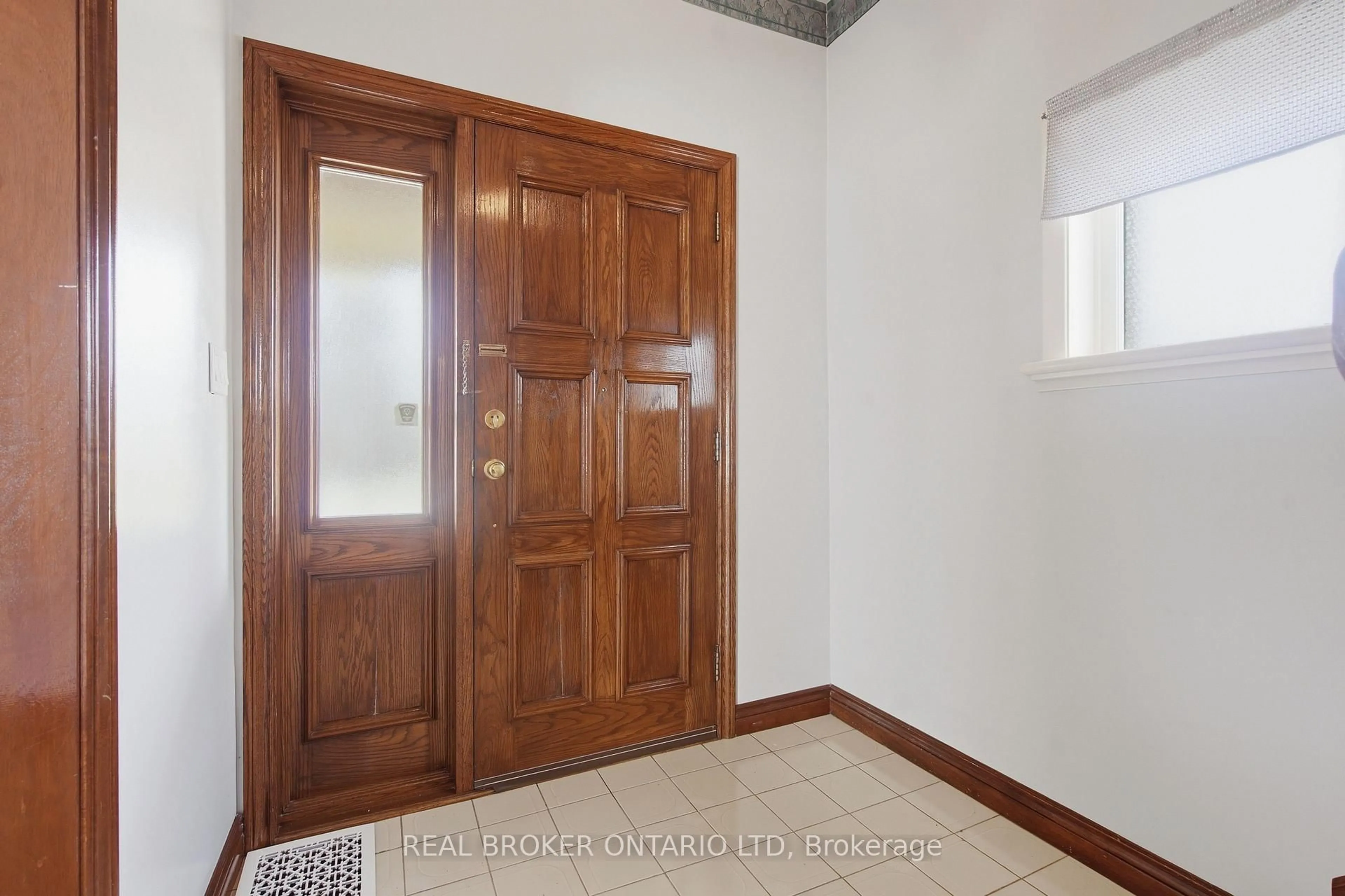 Unknown for 908 William St, London East Ontario N5Y 2S6