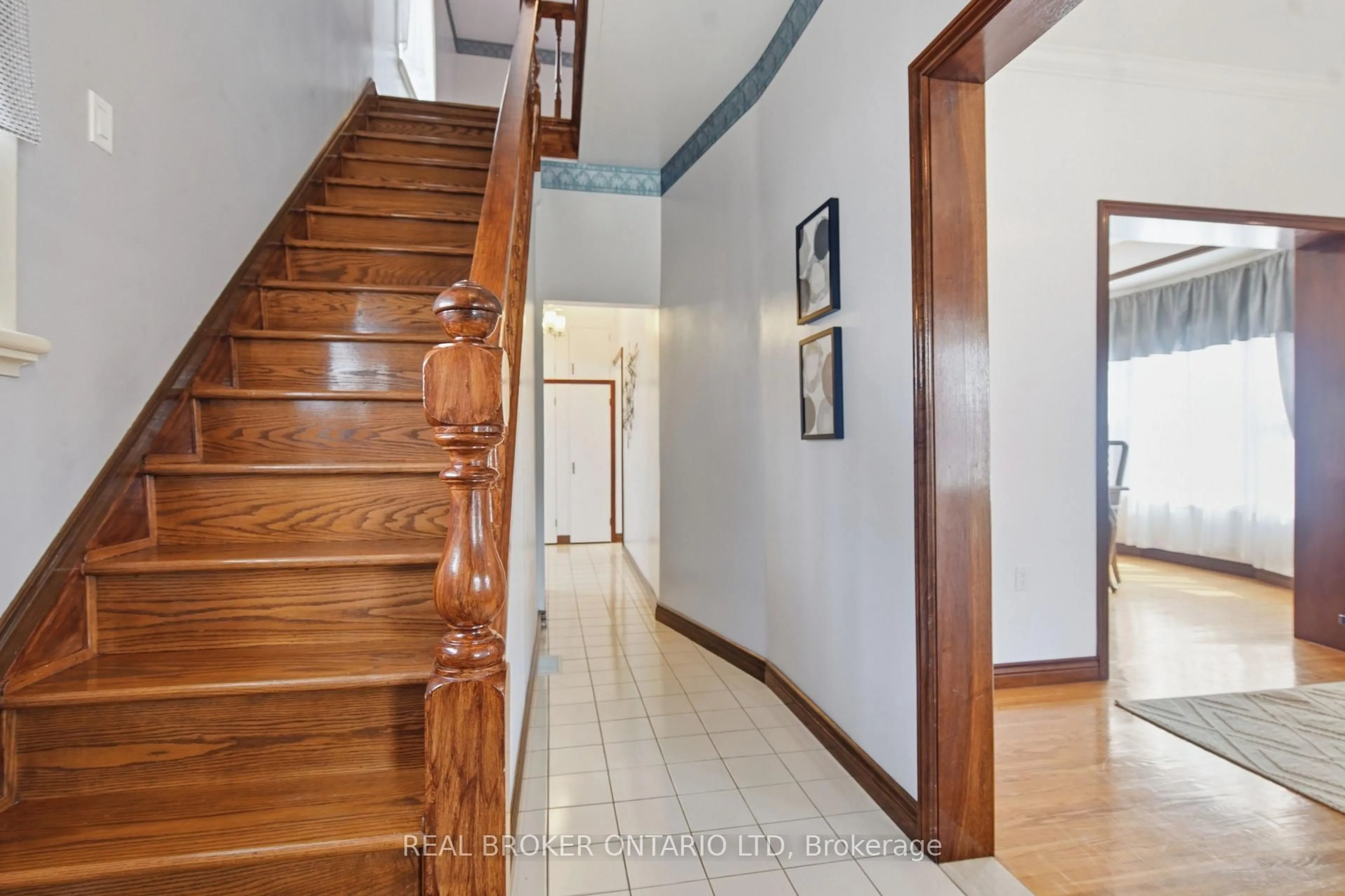 Indoor foyer for 908 William St, London East Ontario N5Y 2S6
