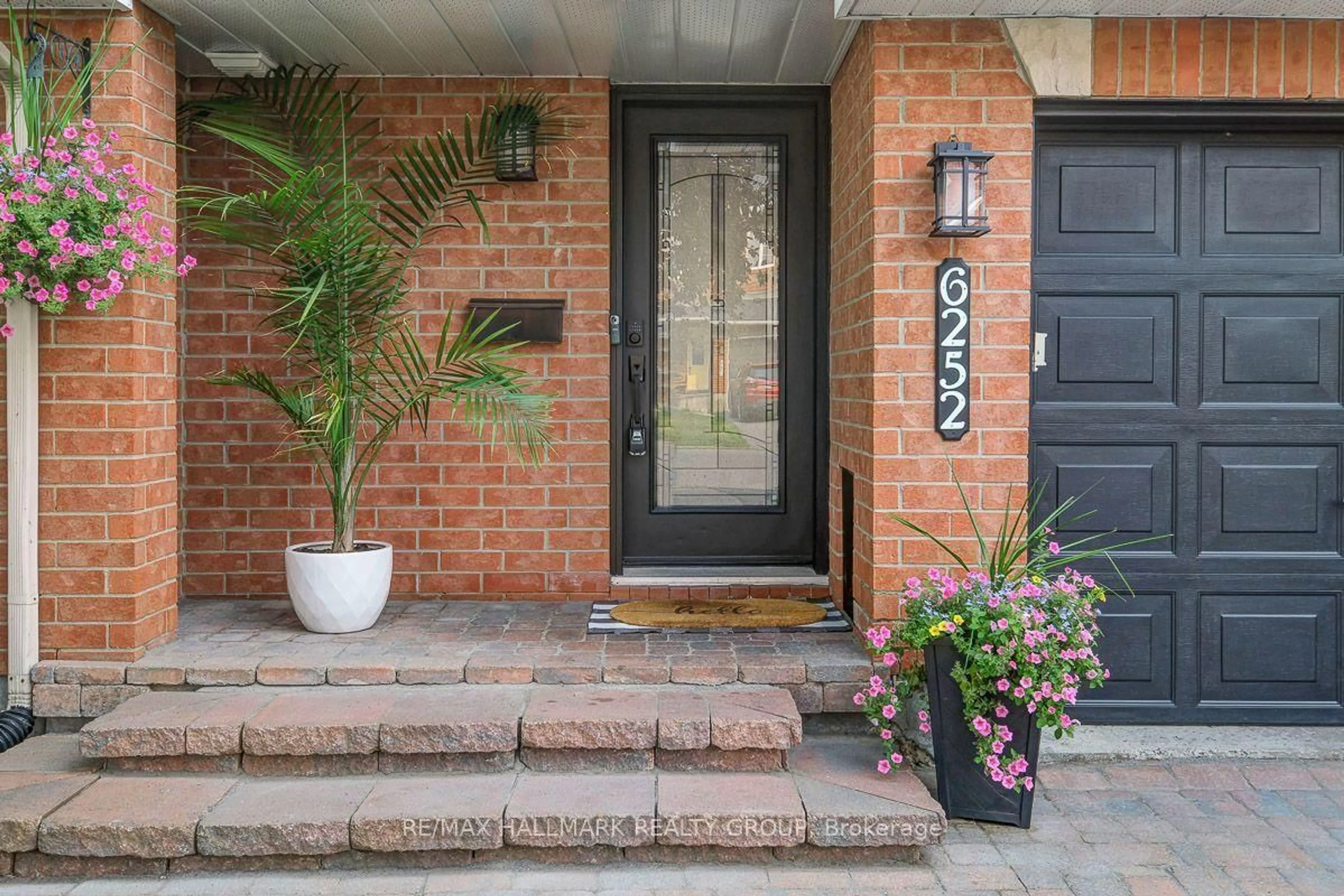 Indoor entryway for 6252 Sablewood Pl, Ottawa Ontario K1C 7M5
