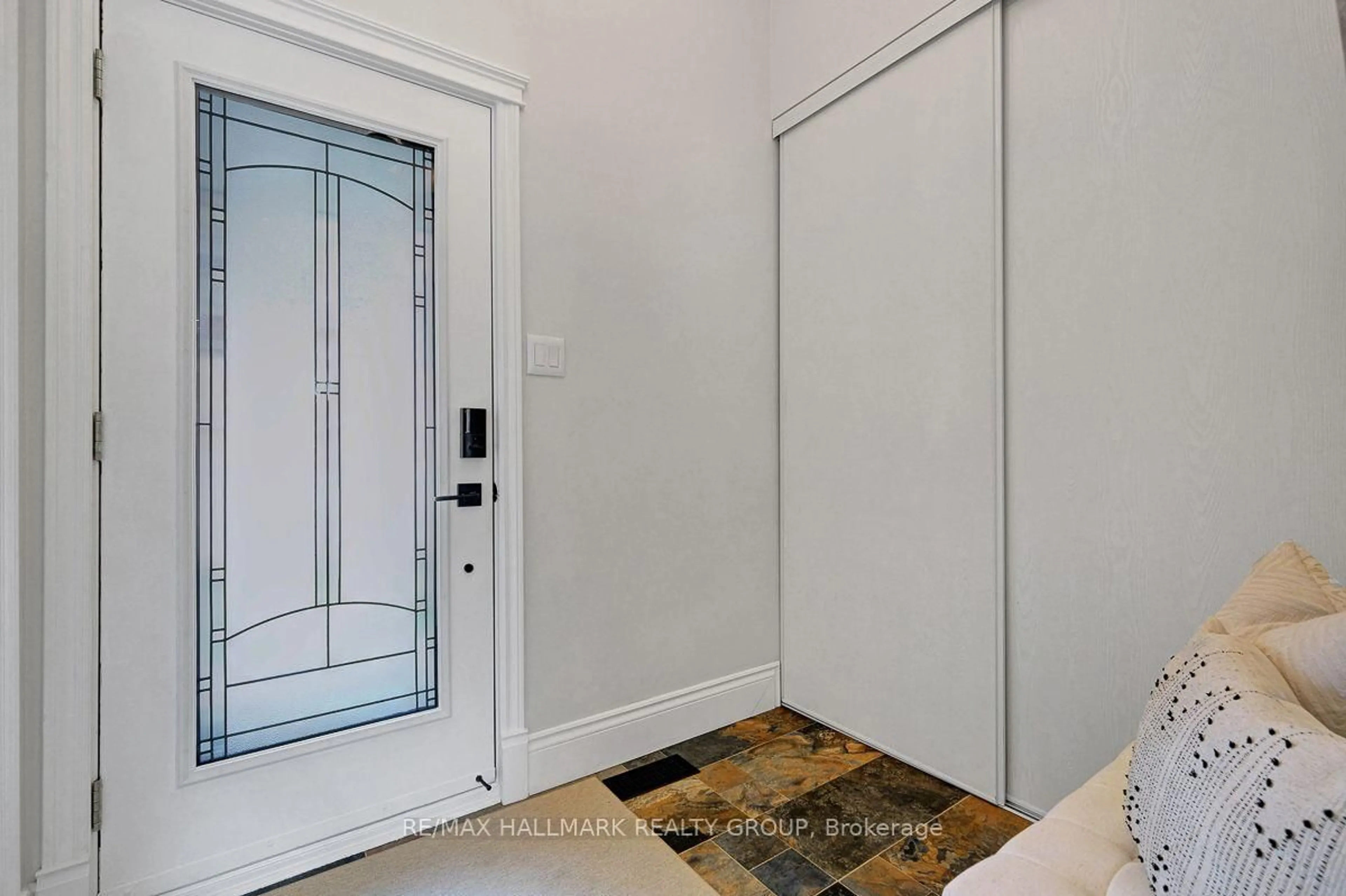 Indoor entryway for 6252 Sablewood Pl, Ottawa Ontario K1C 7M5