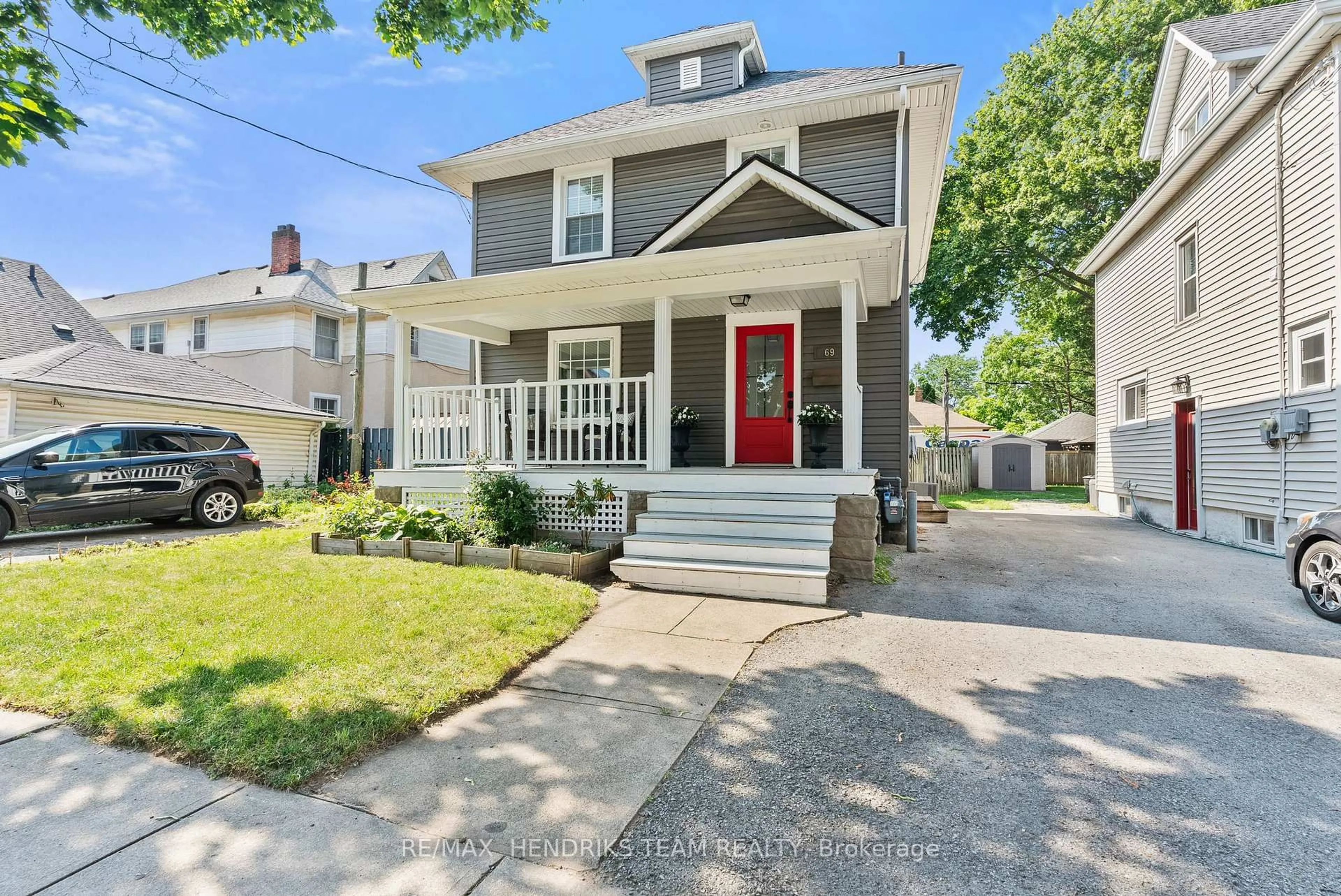 Home with vinyl exterior material, street for 69 Chaplin Ave, St. Catharines Ontario L2R 2E8