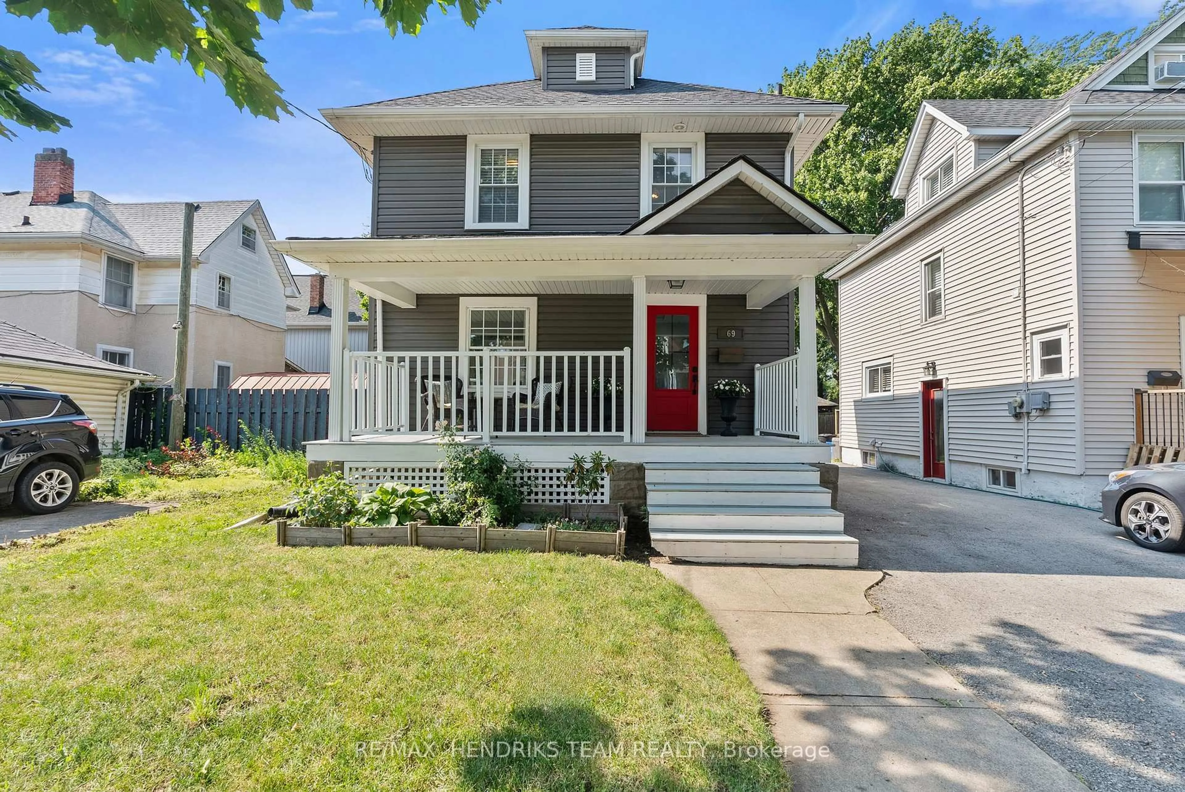 Home with vinyl exterior material, street for 69 Chaplin Ave, St. Catharines Ontario L2R 2E8