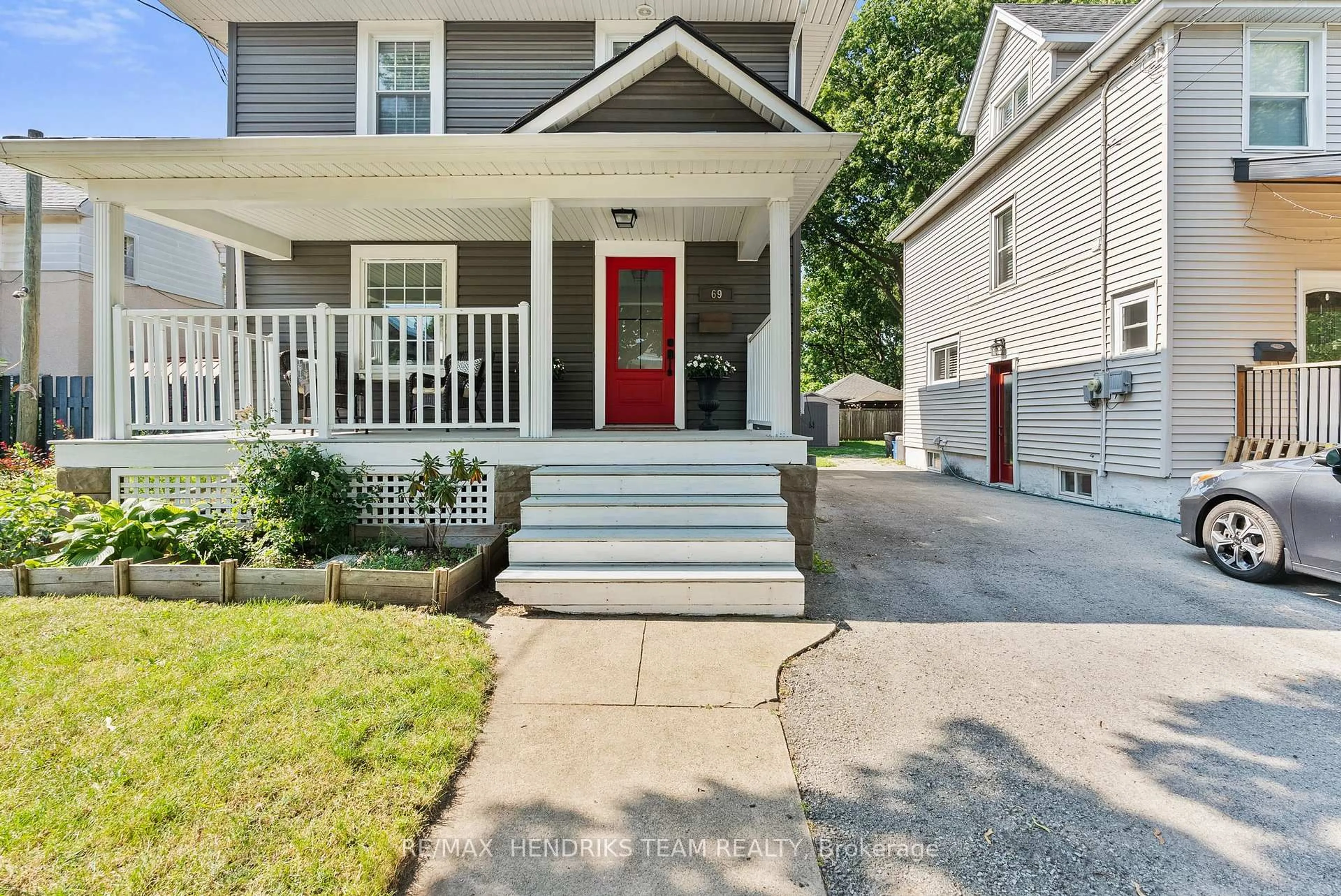 Home with vinyl exterior material, street for 69 Chaplin Ave, St. Catharines Ontario L2R 2E8