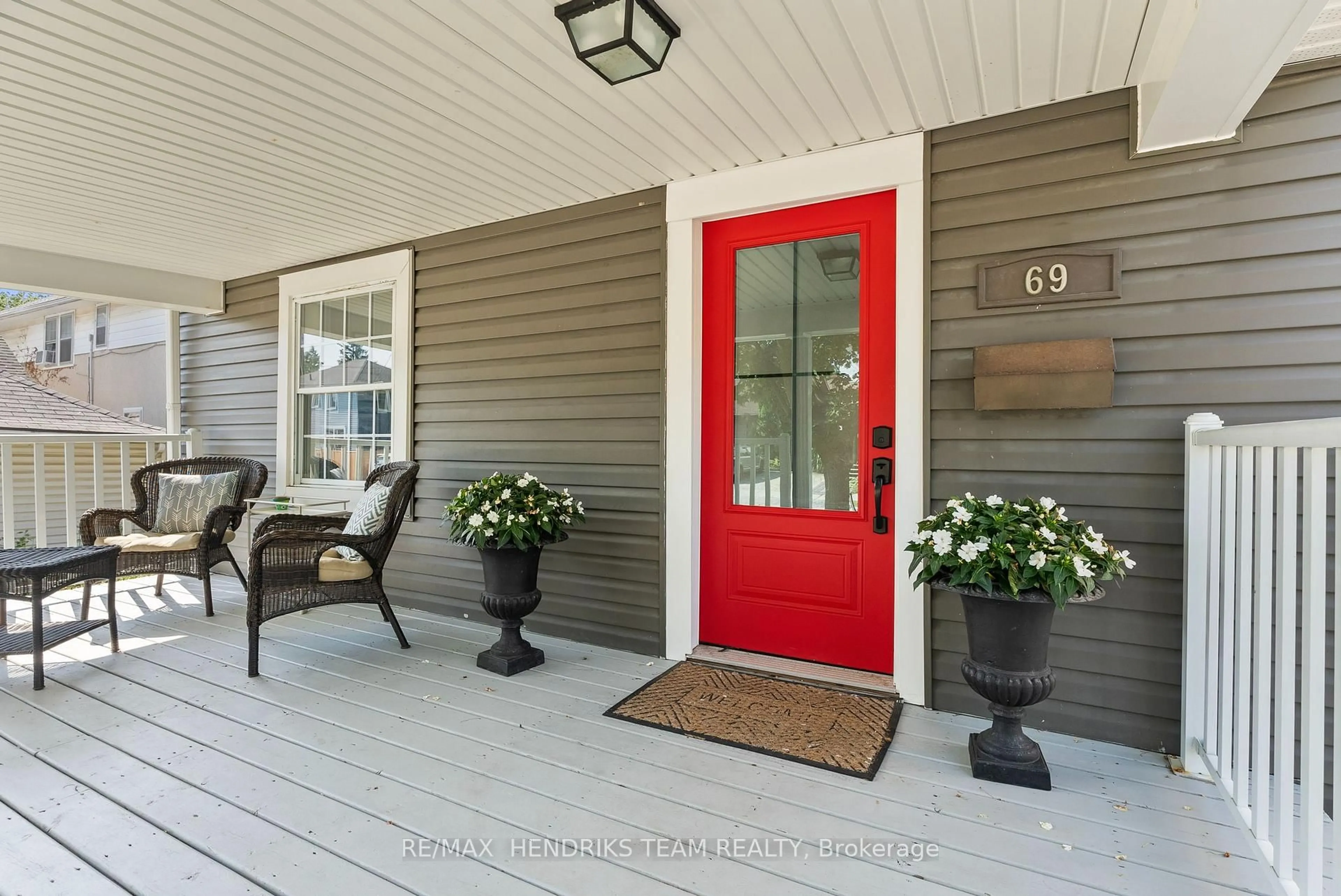 Indoor entryway for 69 Chaplin Ave, St. Catharines Ontario L2R 2E8