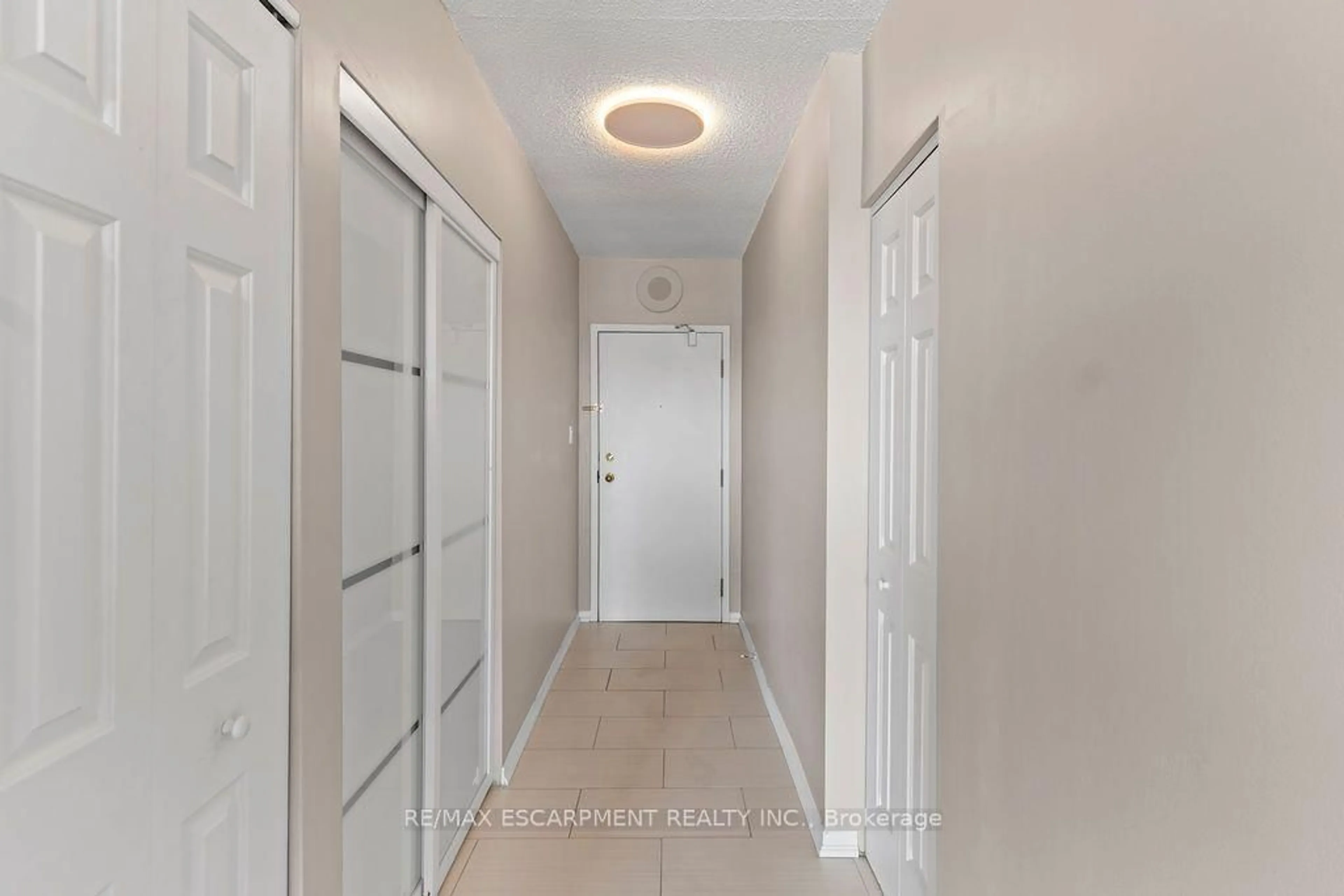 Indoor entryway for 36 James St #810, Hamilton Ontario L8P 4W4