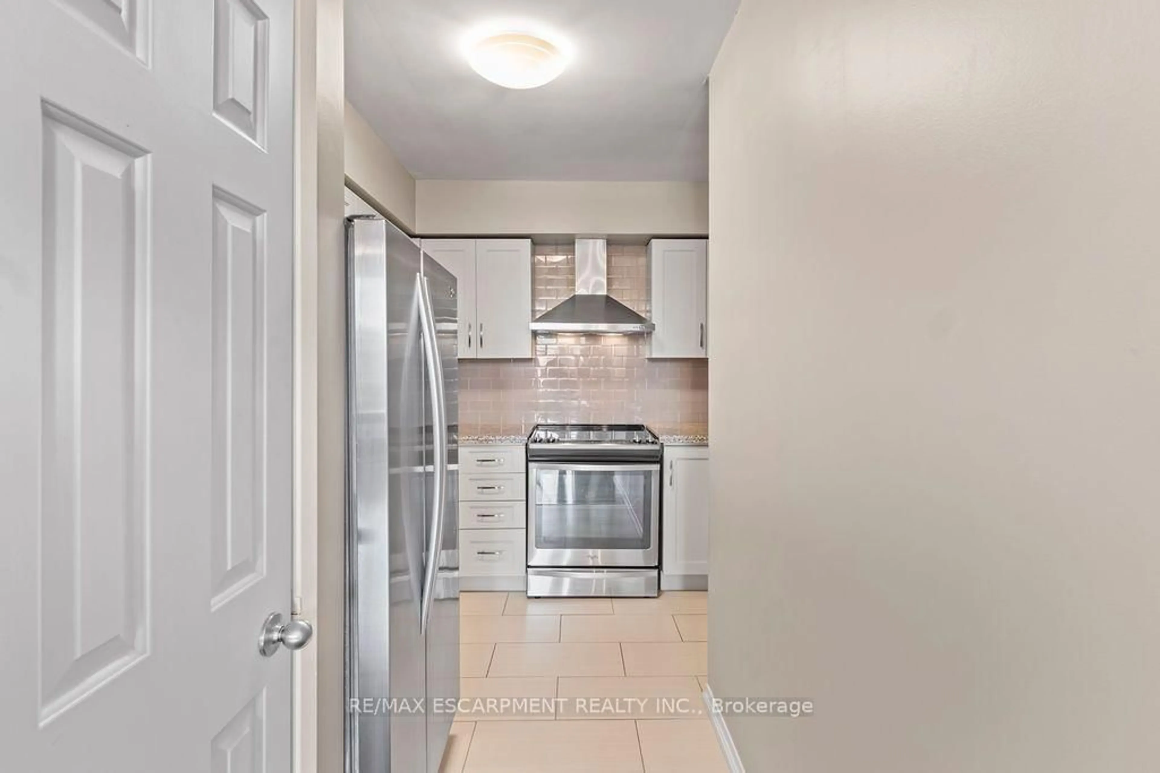 Standard kitchen, ceramic/tile floor for 36 James St #810, Hamilton Ontario L8P 4W4