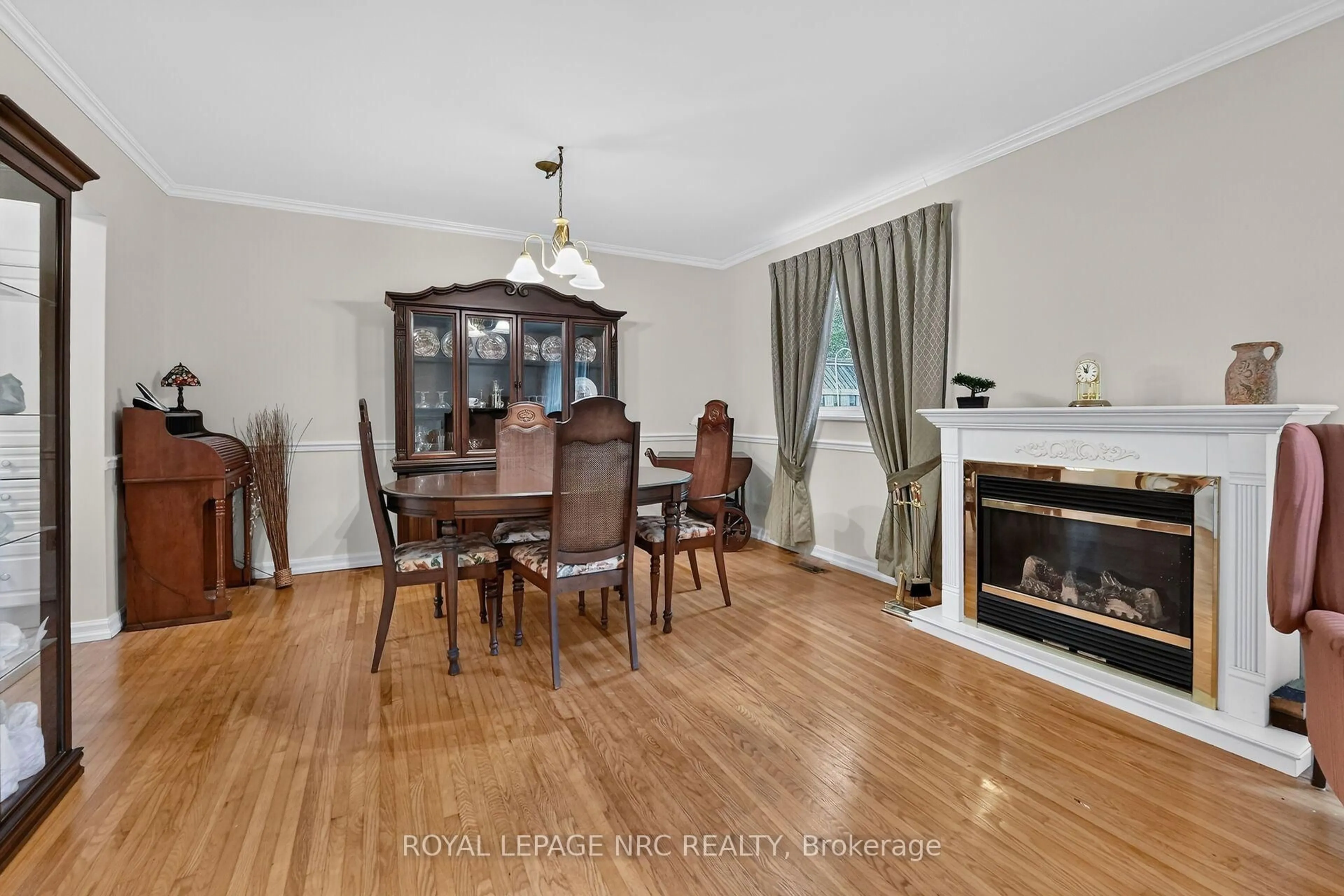 Dining room, wood/laminate floor for 6453 Colborne St #62, Niagara Falls Ontario L2J 1E7