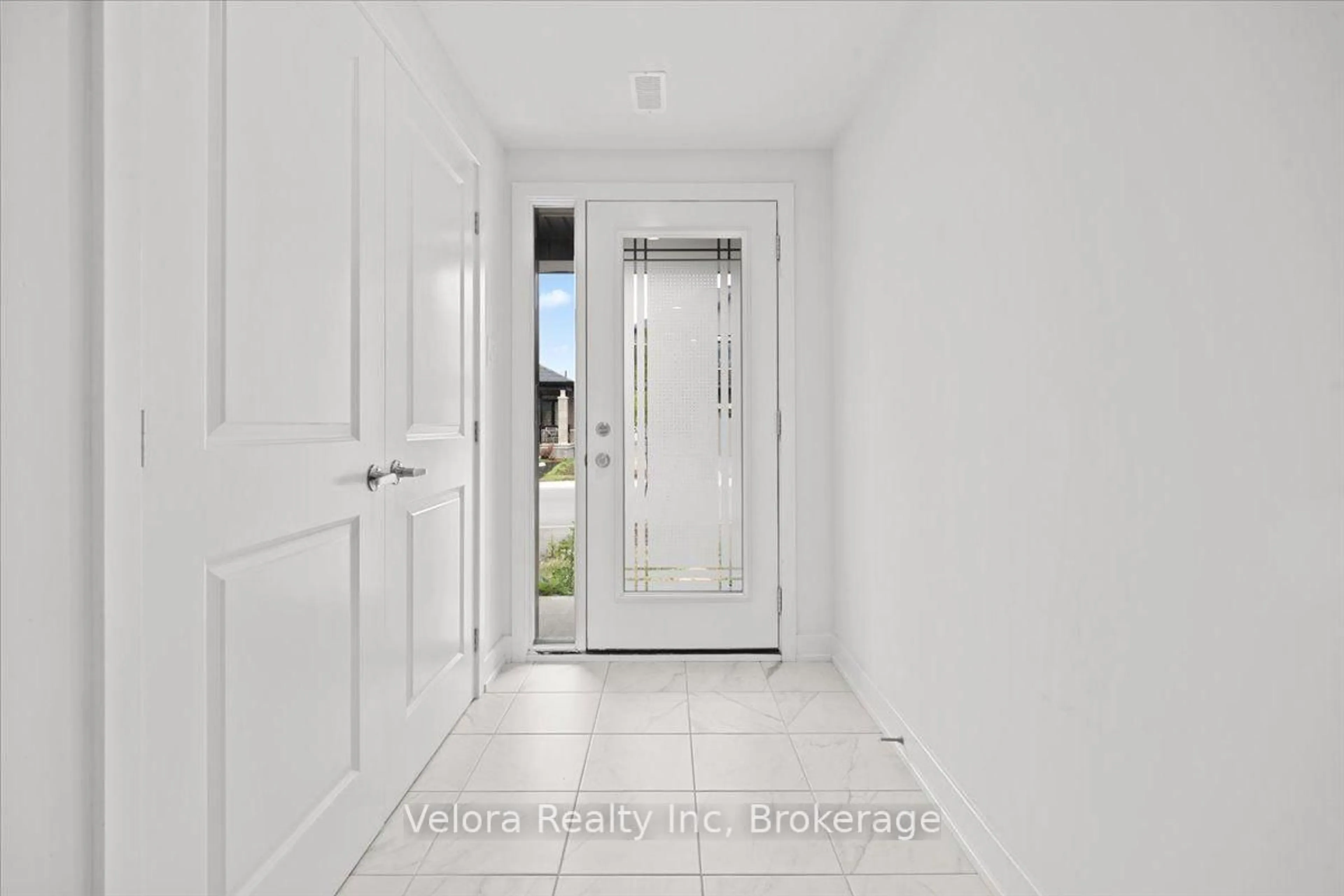 Indoor entryway for 611 Knotridge St, Ottawa Ontario K1W 0M3