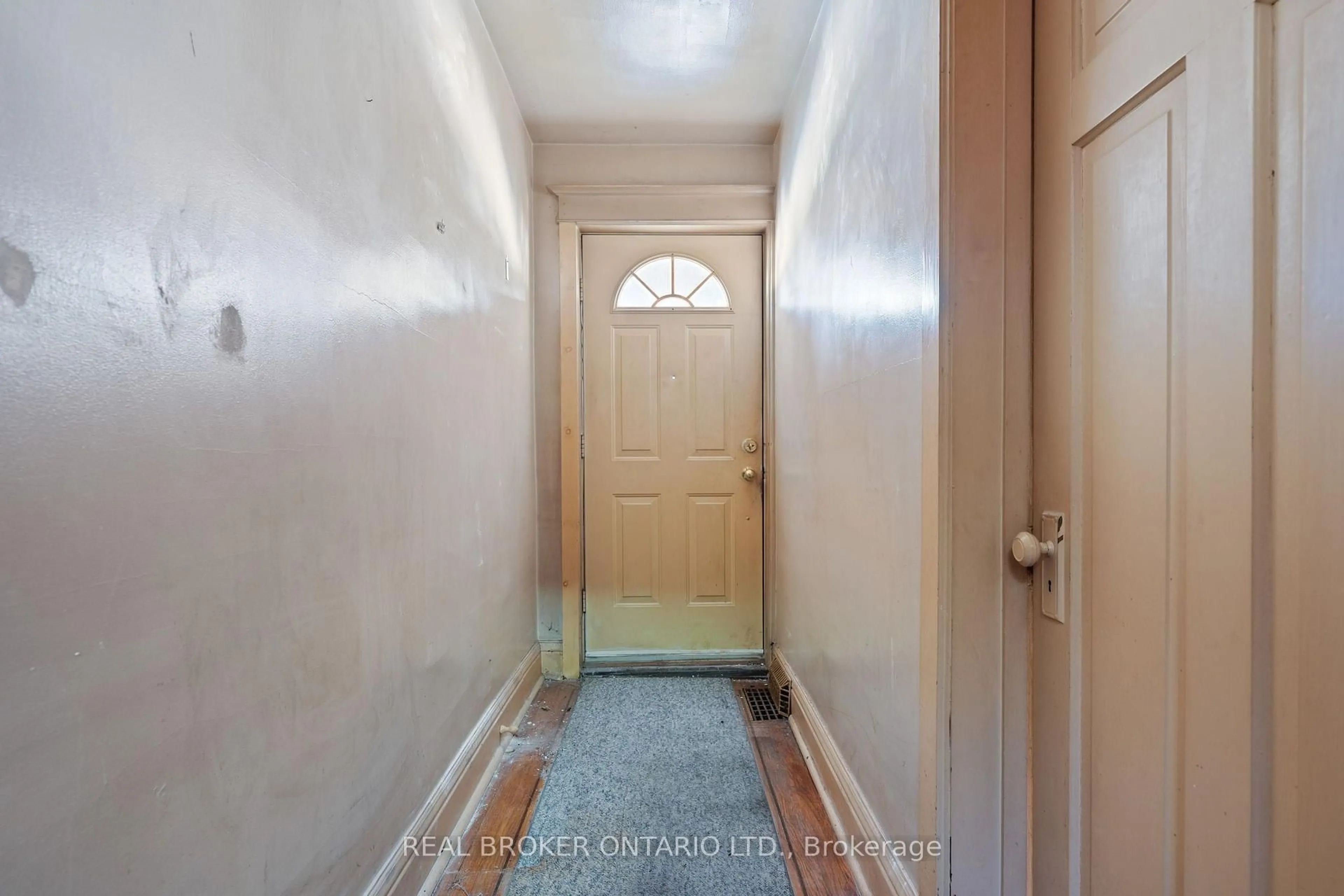 Indoor entryway for 23 Edgemont St, Hamilton Ontario L8H 4C7
