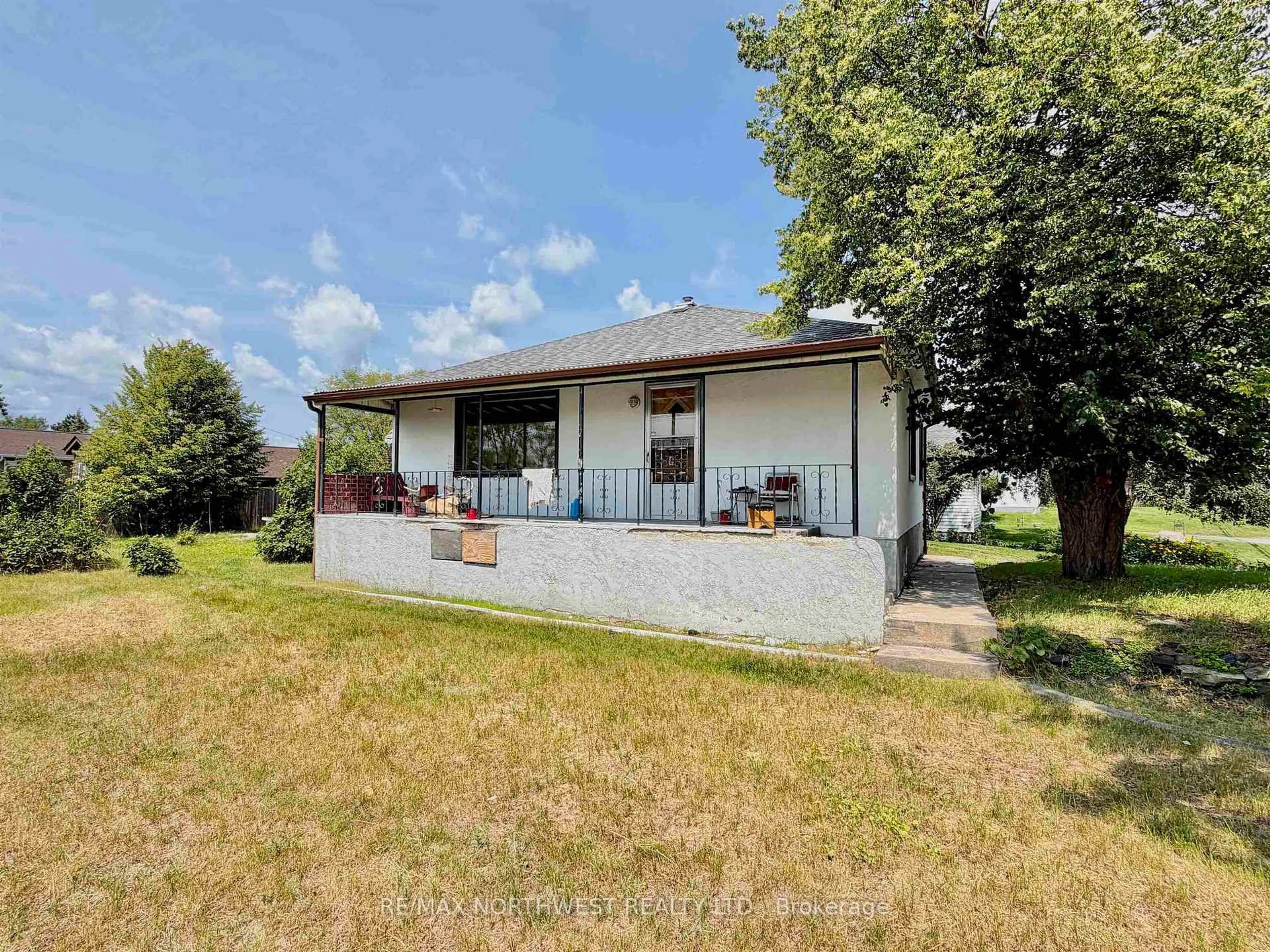 A pic from outside/outdoor area/front of a property/back of a property/a pic from drone, unknown for 528 Eighth Street, Kenora Ontario P0X 1C0
