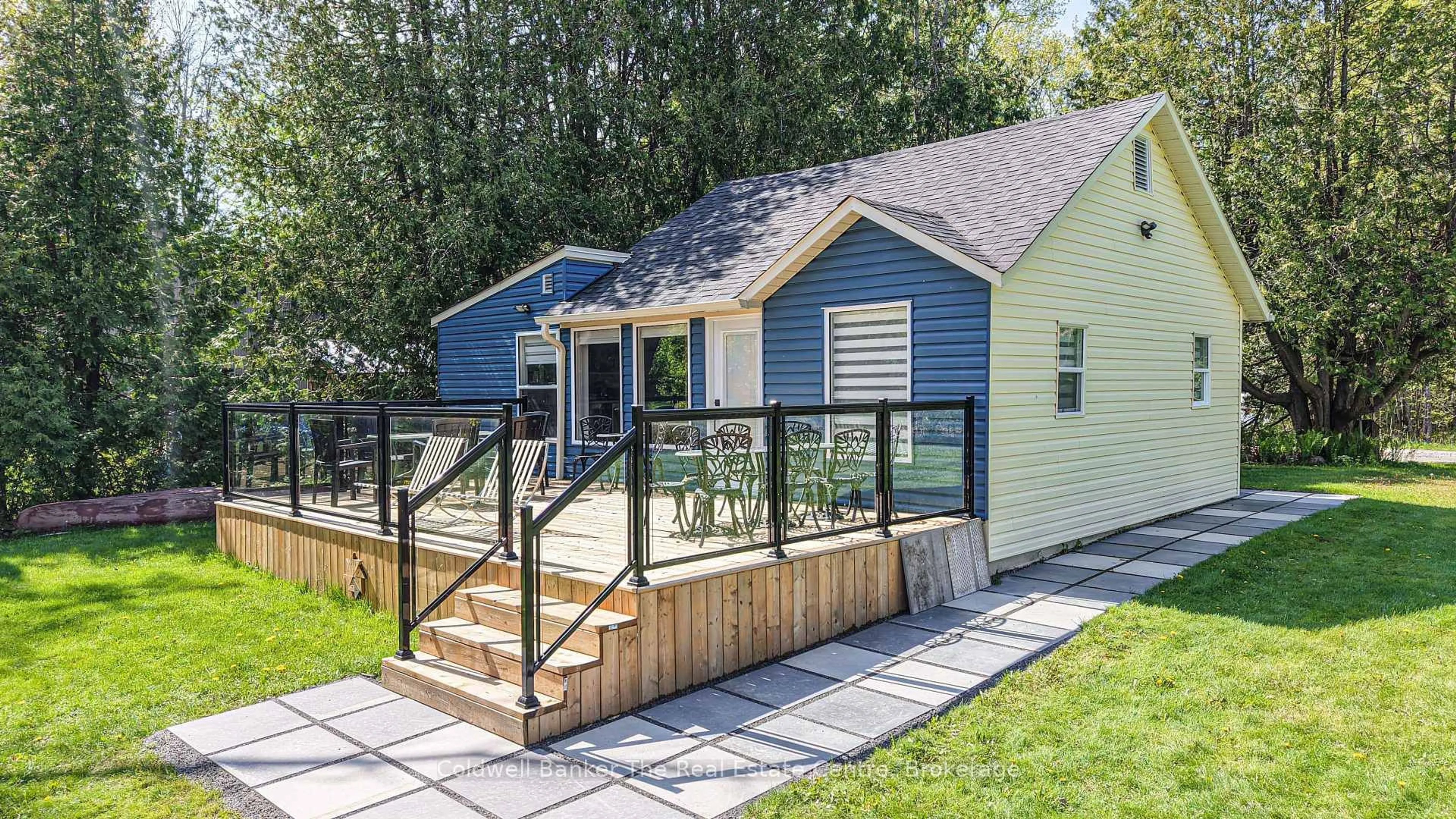 Home with vinyl exterior material, street for 1079 Severn River Rd, Gravenhurst Ontario P0E 1N0