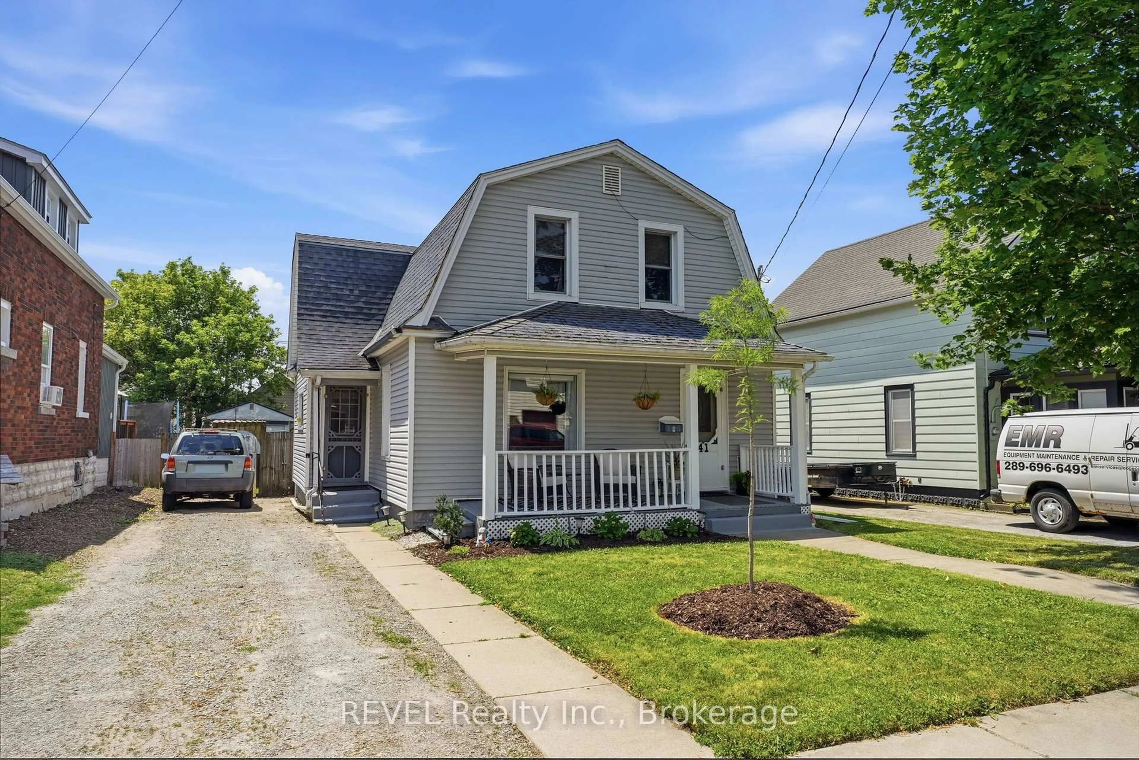 Home with vinyl exterior material, street for 41 Cross St, Port Colborne Ontario L3K 1K8