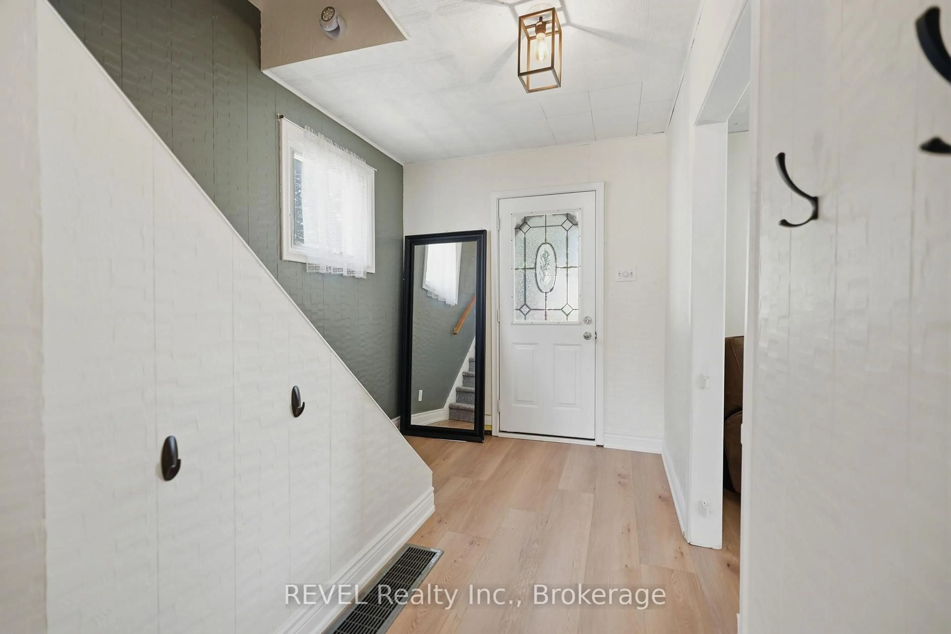 Indoor entryway for 41 Cross St, Port Colborne Ontario L3K 1K8