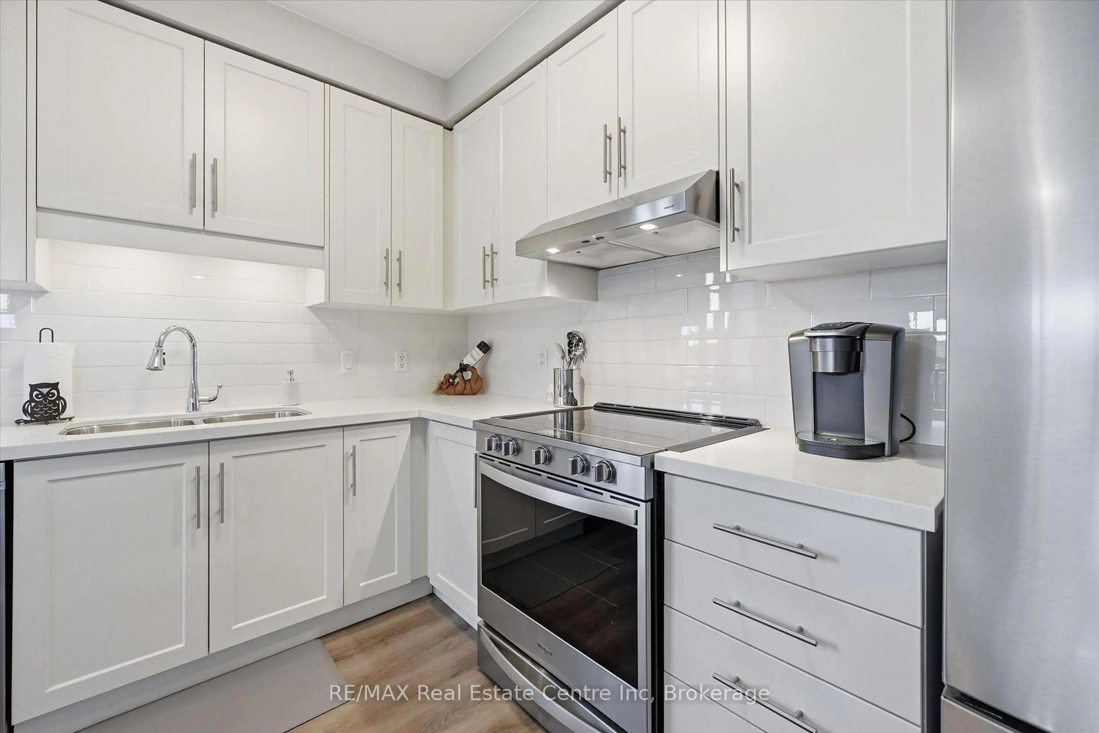 Standard kitchen, unknown for 30 Hamilton St #411, Hamilton Ontario L8B 1V8