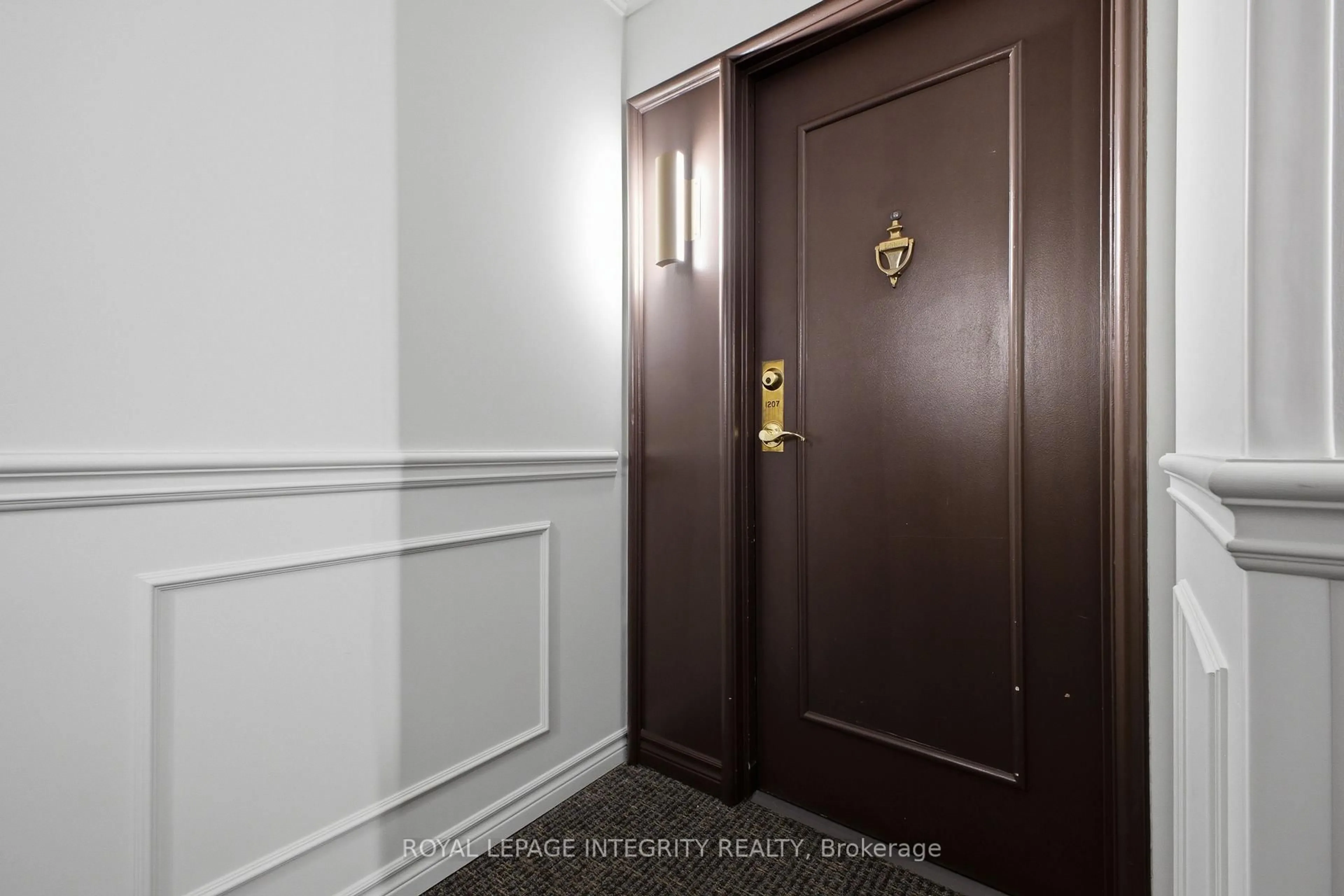 Indoor entryway for 545 St Laurent Blvd #1207, Ottawa Ontario K1K 4H9