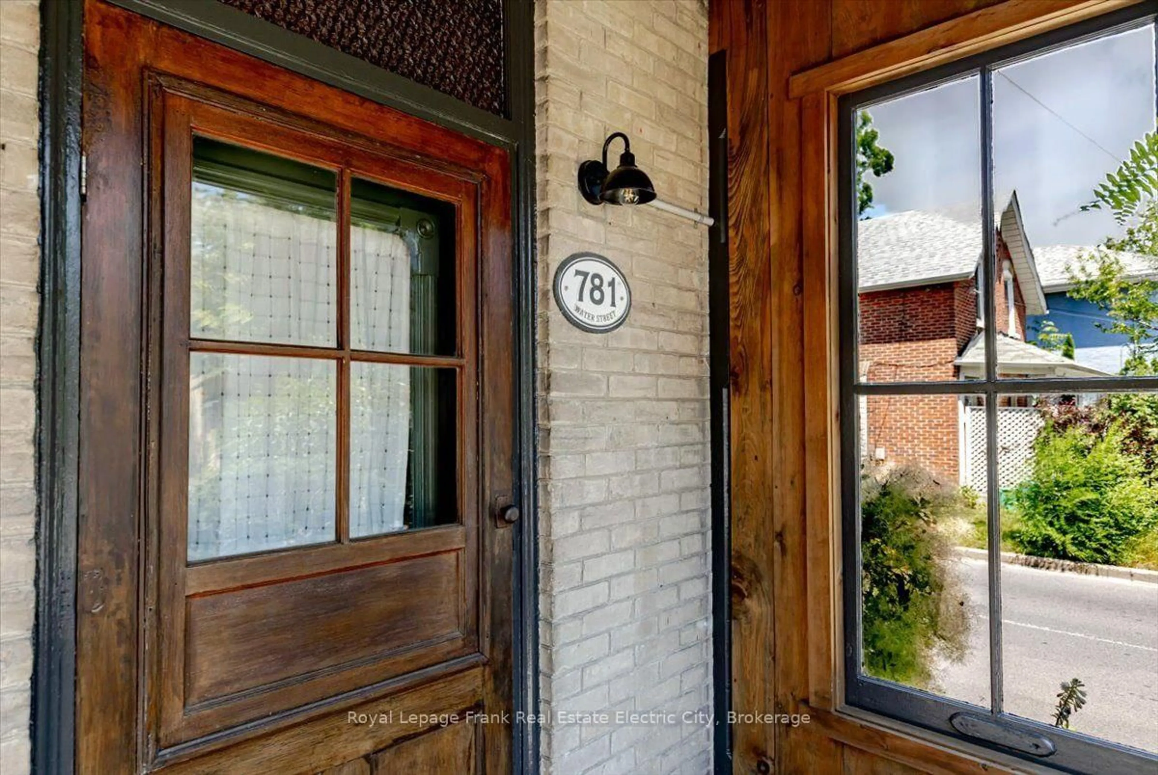 Indoor entryway for 781 Water St, Peterborough Ontario K9H 3N5