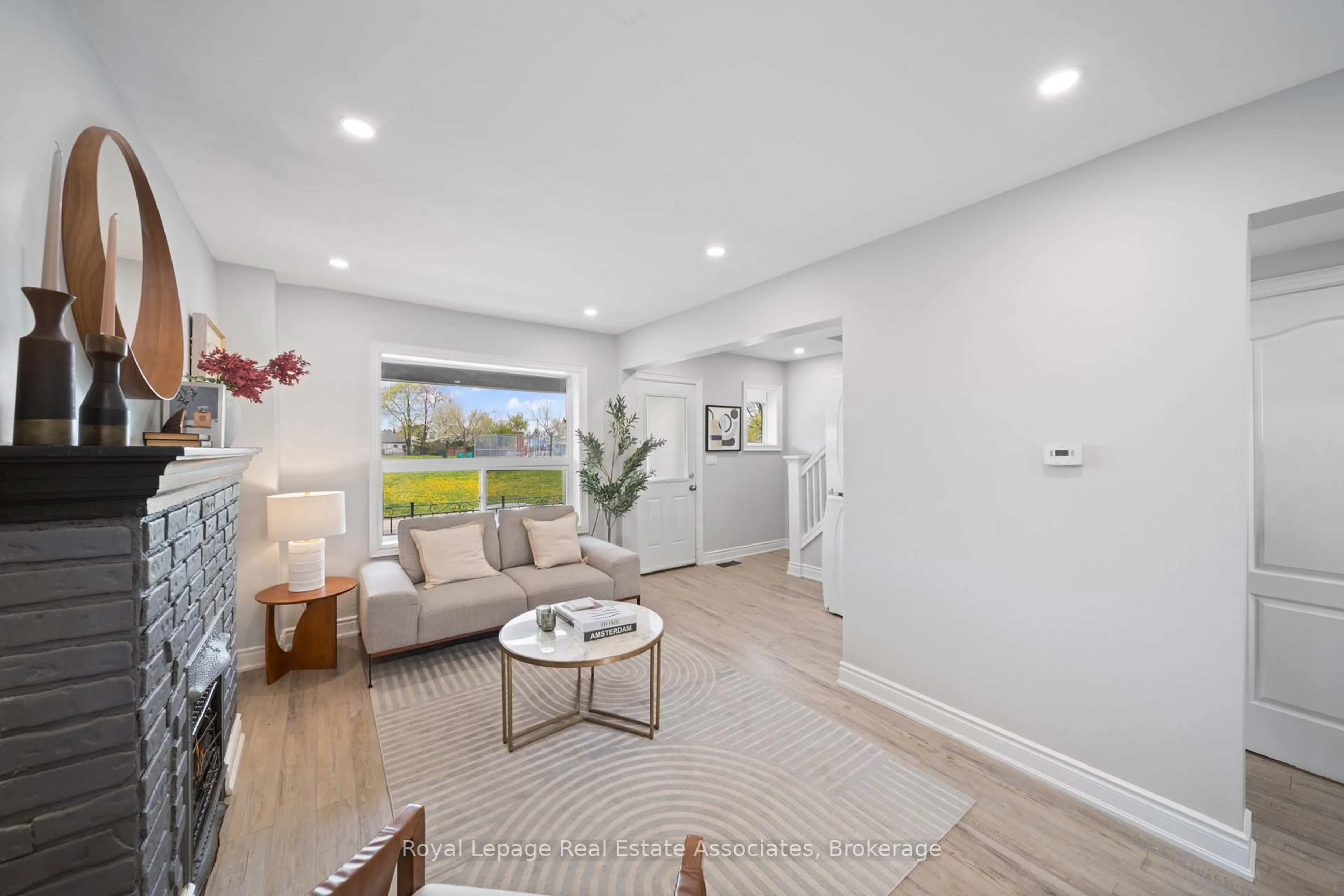 Living room with furniture, unknown for 305 Weir St, Hamilton Ontario L8H 5G4
