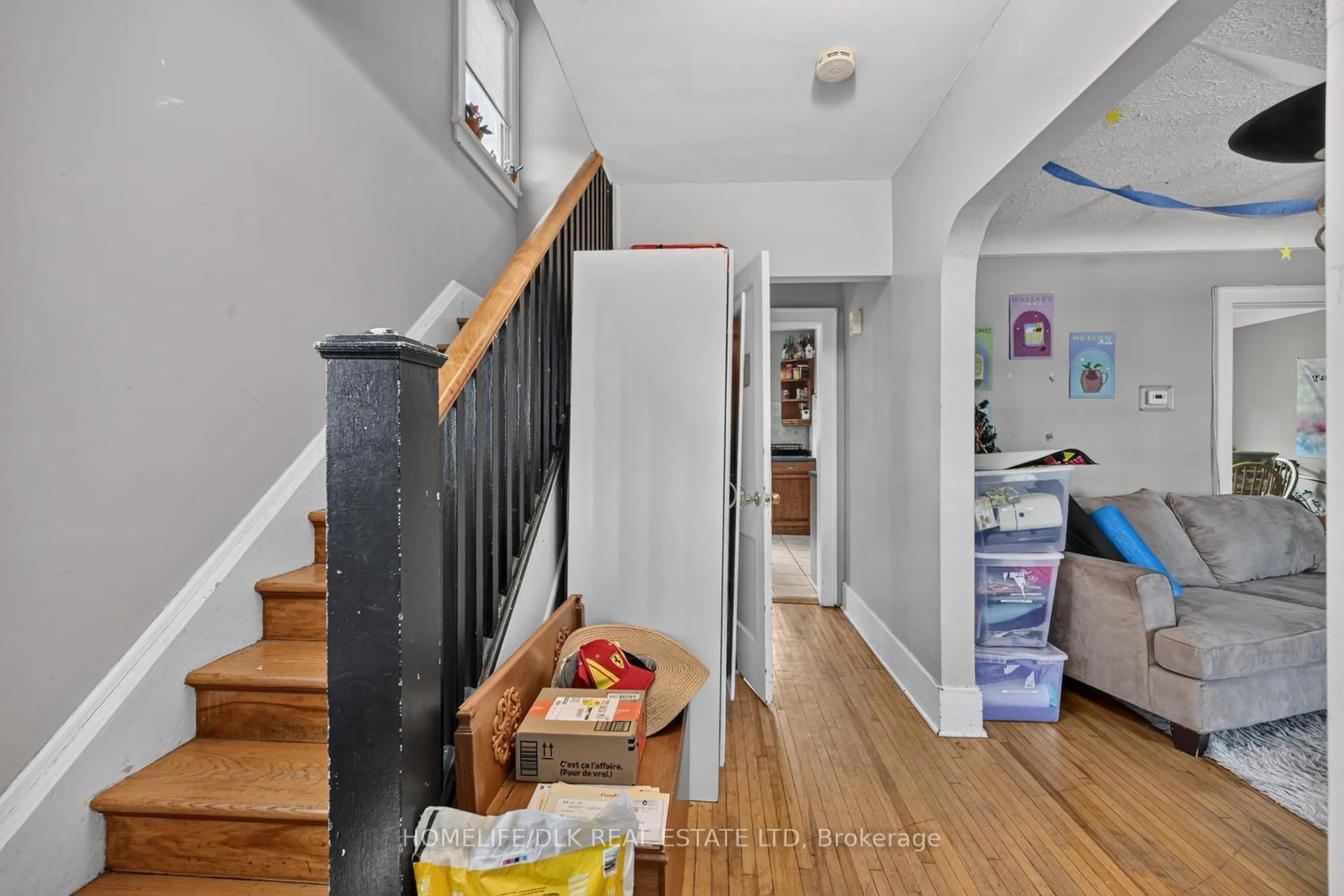 Indoor entryway for 100 Ellerbeck St, Kingston Ontario K7L 4H7