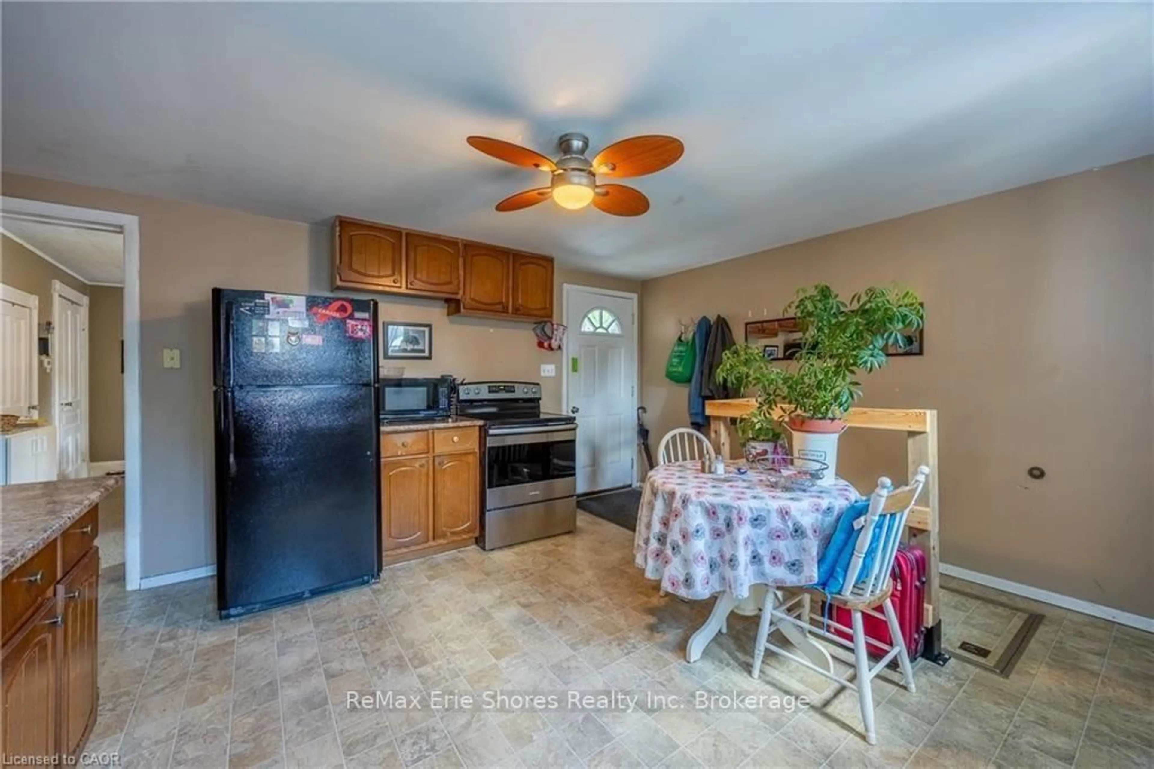 Standard kitchen, ceramic/tile floor for 302 Simcoe St, Woodstock Ontario N4S 1H9