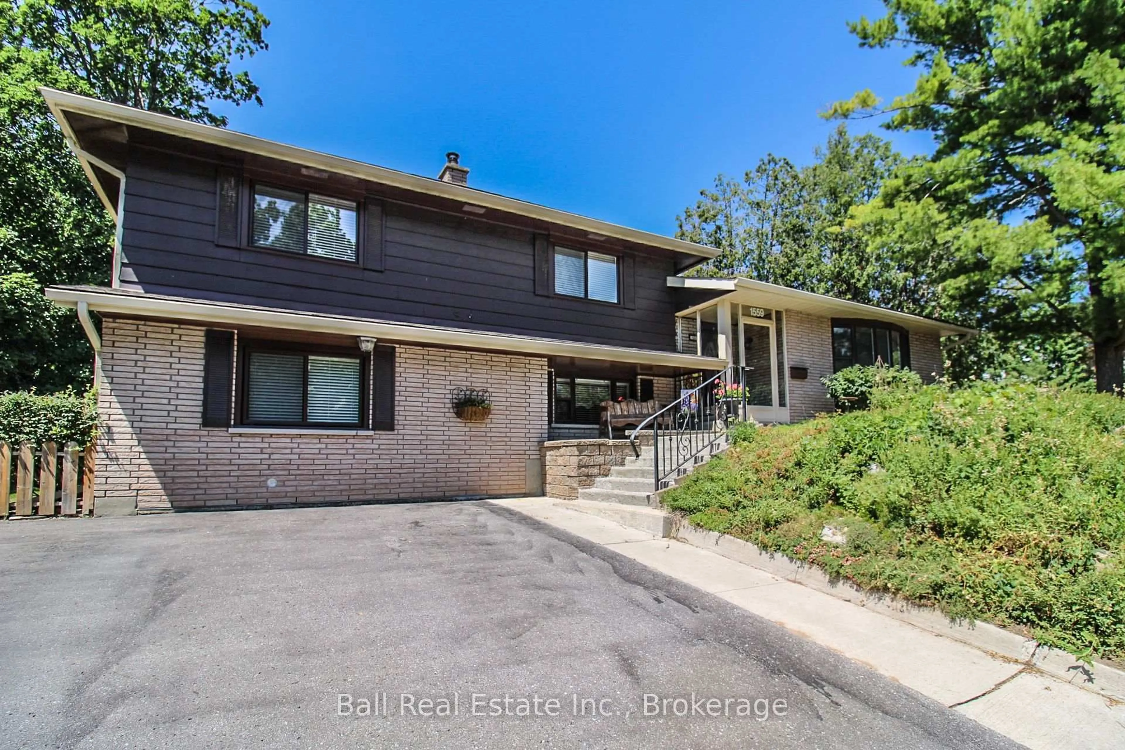 A pic from outside/outdoor area/front of a property/back of a property/a pic from drone, unknown for 1559 Westbrook Dr, Peterborough Ontario K9J 6R6
