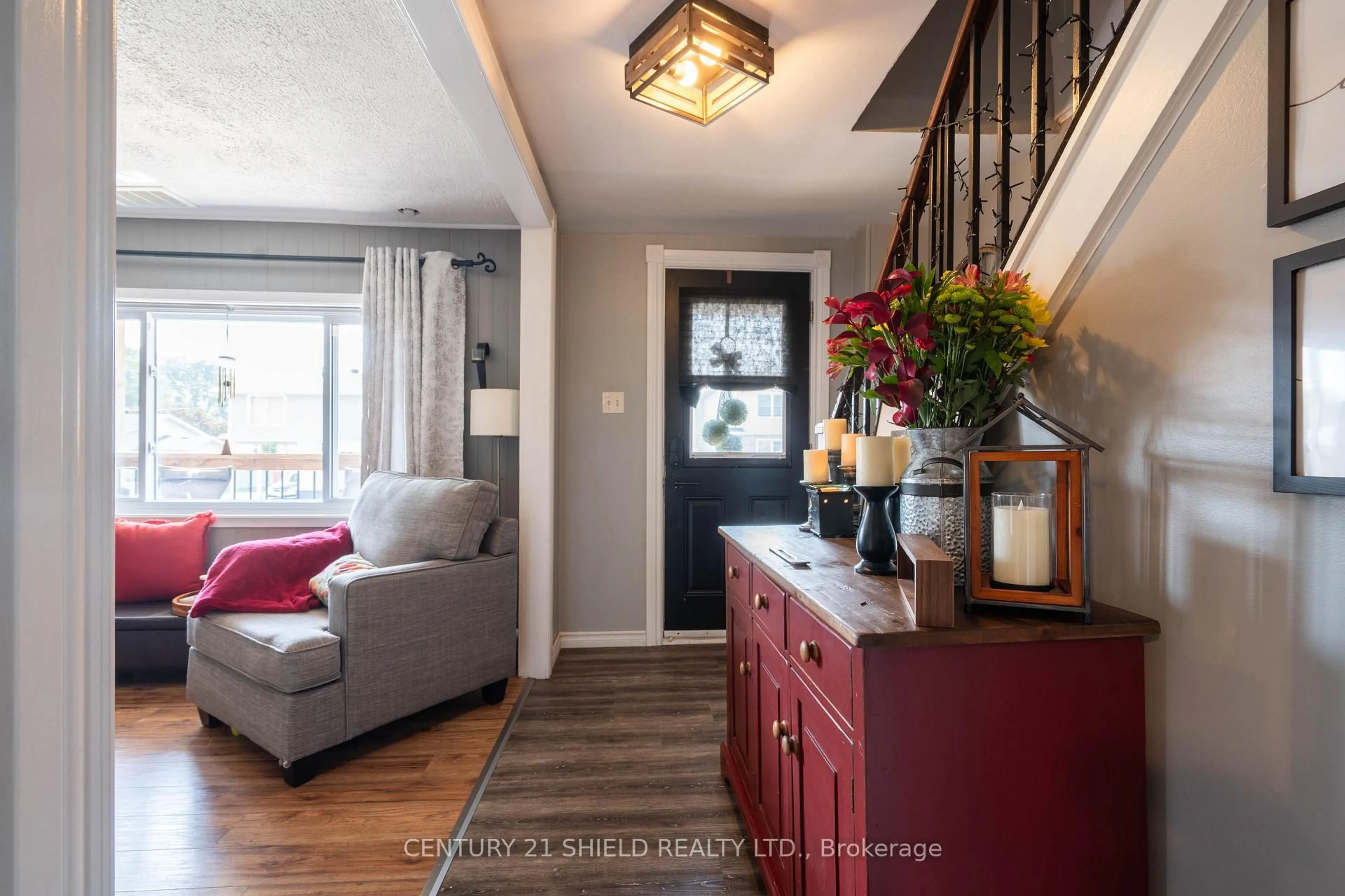 Indoor entryway for 813 York St, Cornwall Ontario K6J 4A7