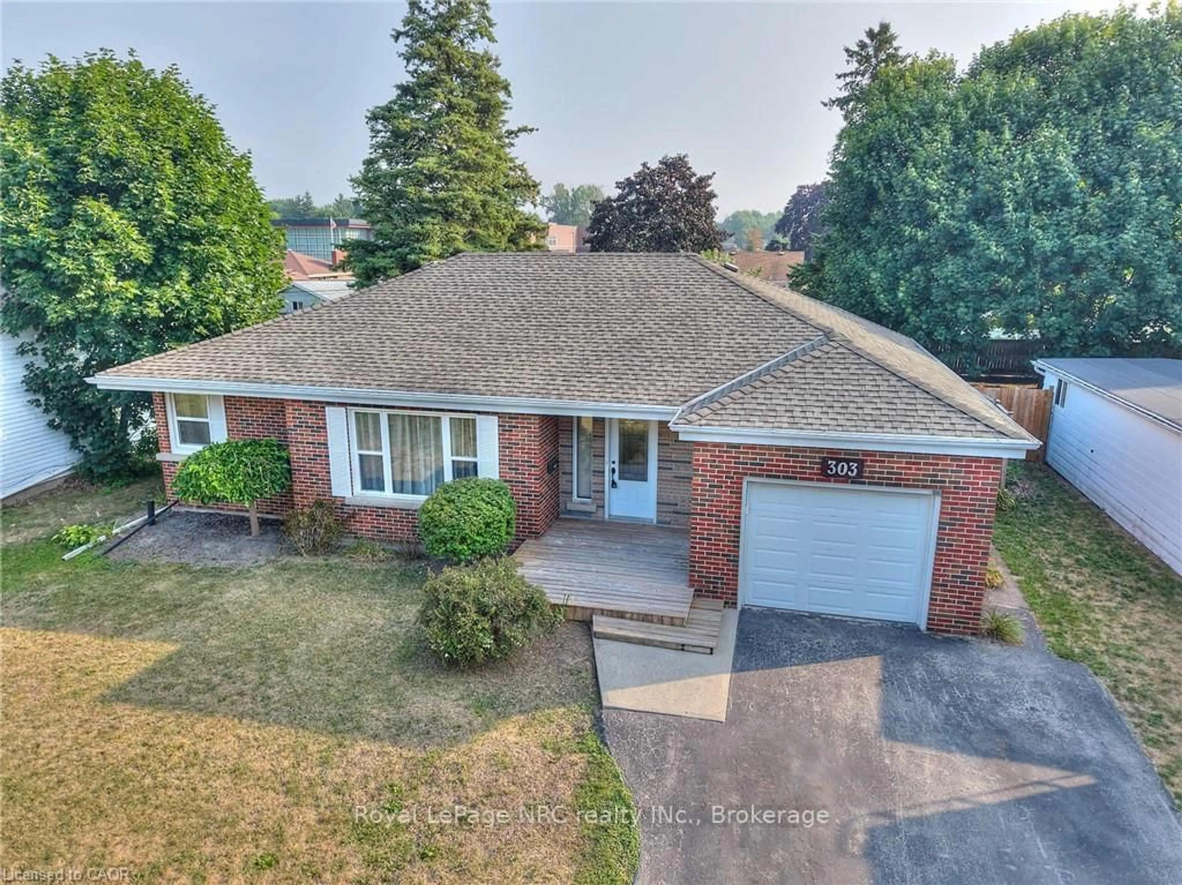 A pic from outside/outdoor area/front of a property/back of a property/a pic from drone, street for 303 Park Ave, Haldimand Ontario N1A 1M7