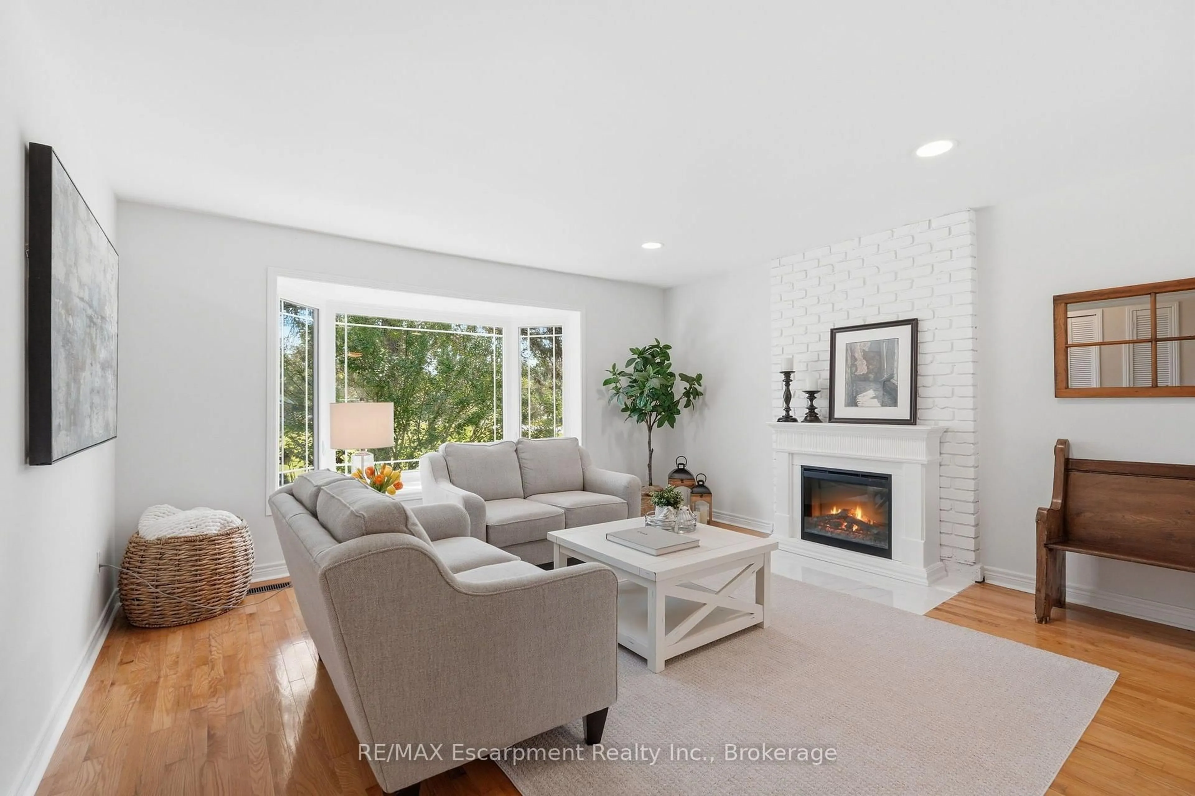 Living room with furniture, unknown for 337 Concession 5 W, Hamilton Ontario L0R 1V0