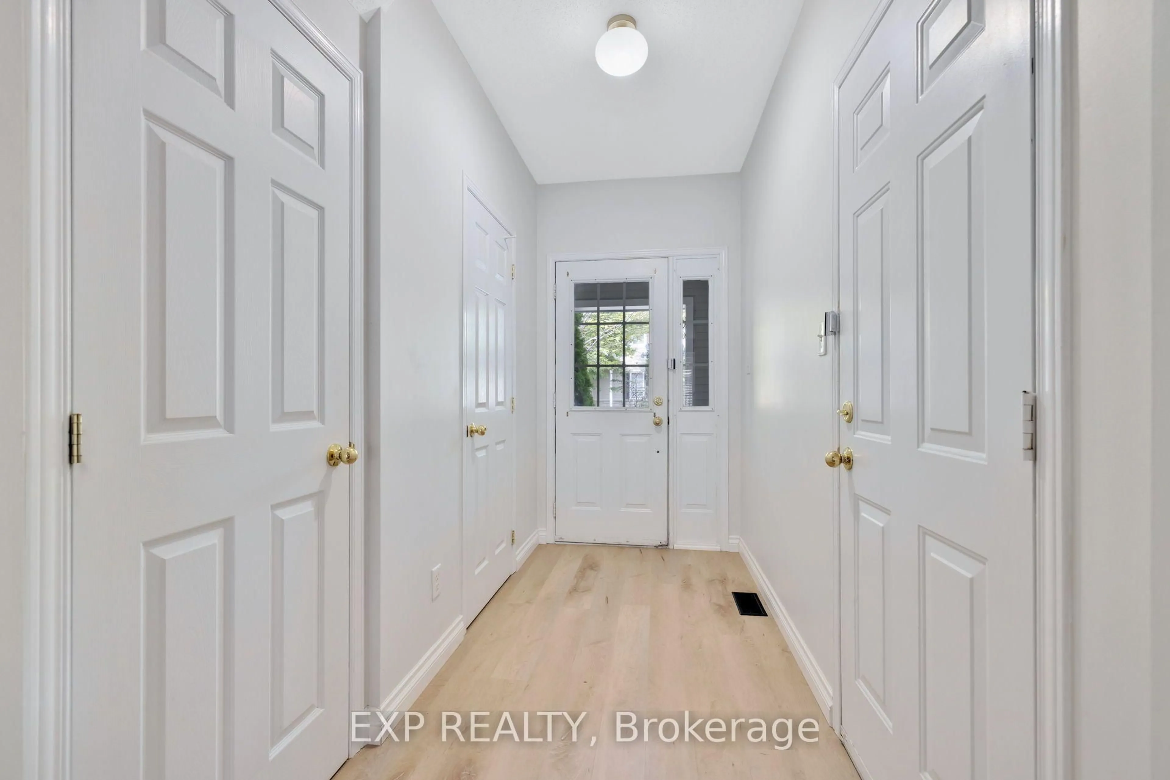 Indoor entryway for 210 WABISKAW Private, Ottawa Ontario K2J 0E6