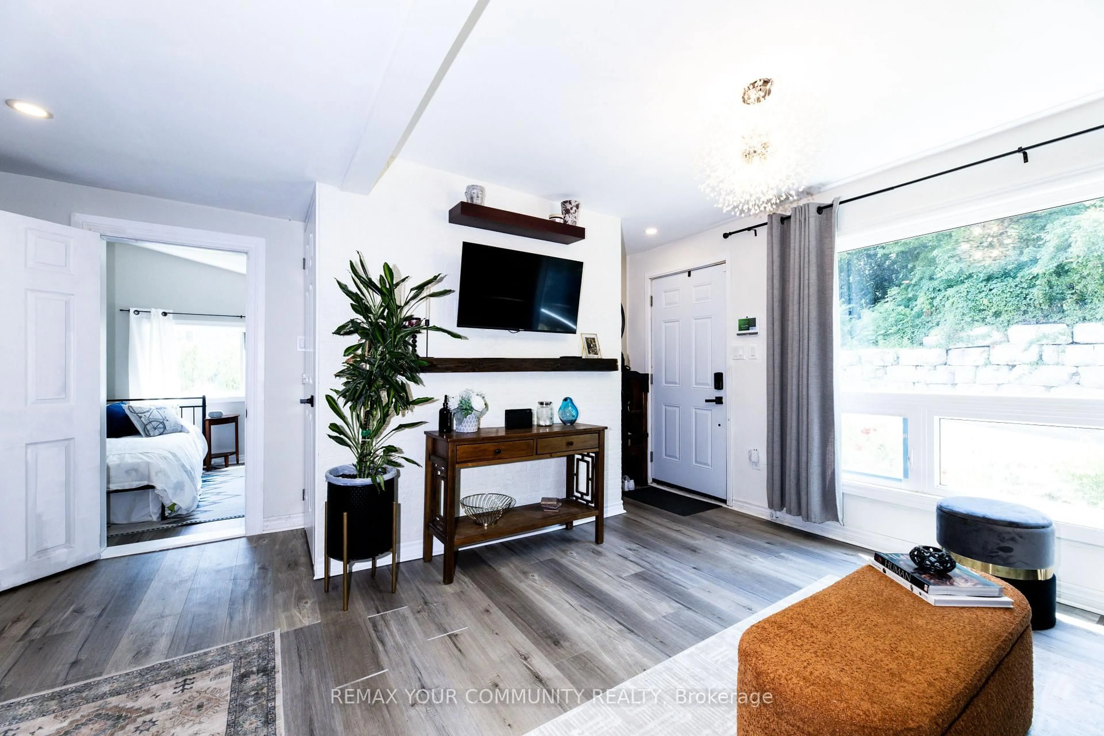 Indoor entryway for 47 Mountain St, Grimsby Ontario L3M 3K2