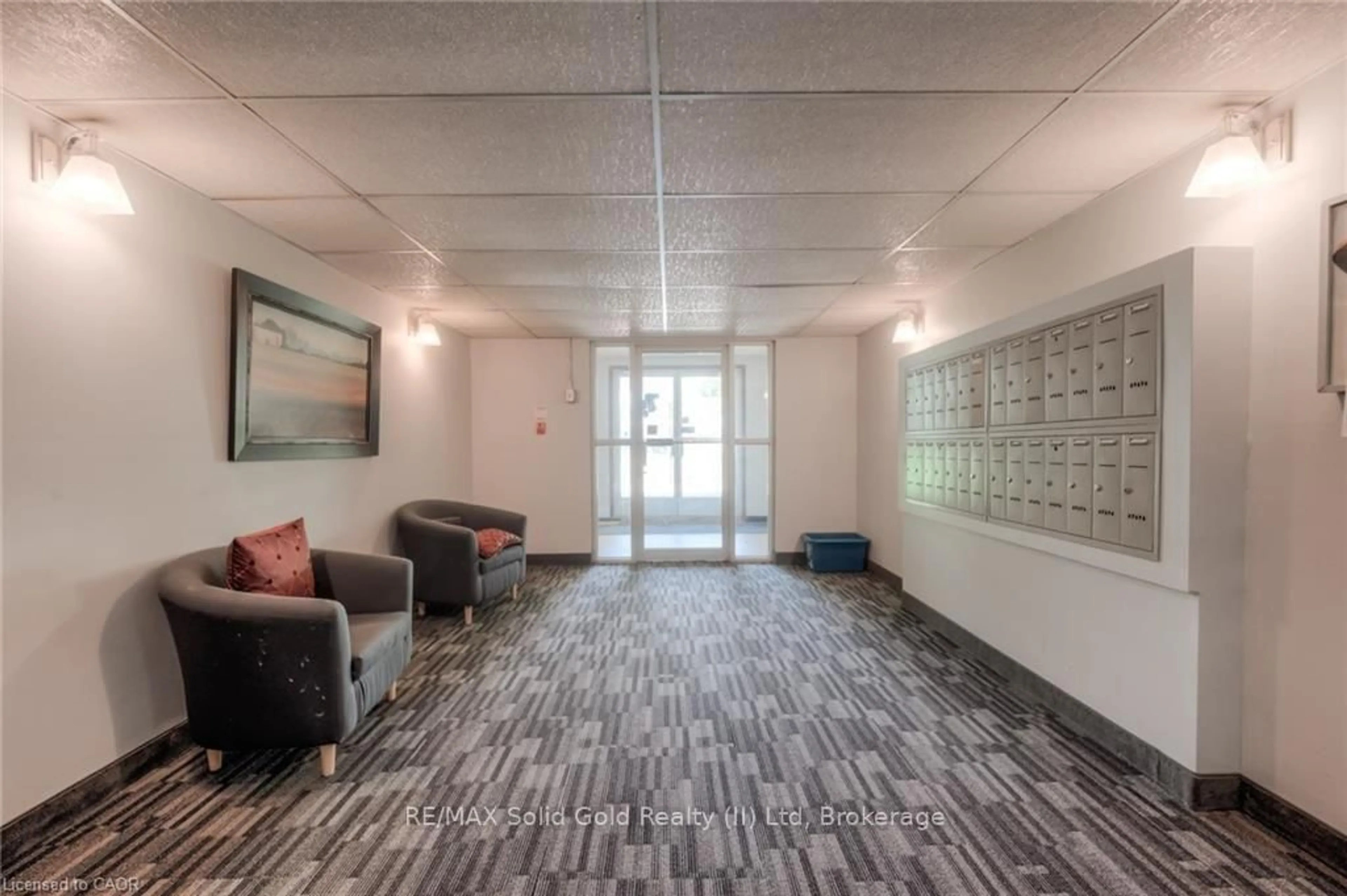 Indoor foyer for 75 Hazelglen Dr #308, Kitchener Ontario N2M 2E2