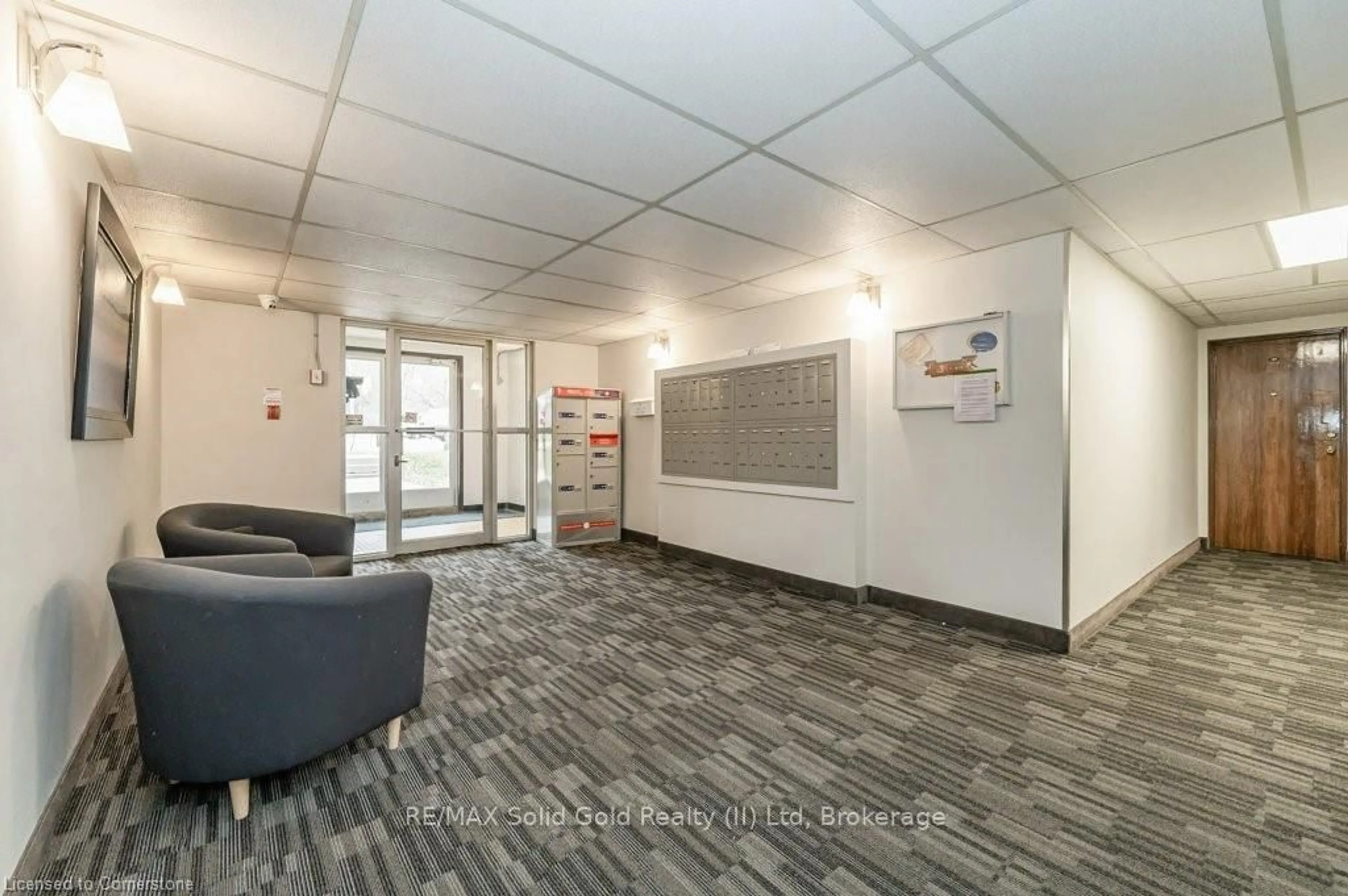 Indoor foyer for 75 Hazelglen Dr #308, Kitchener Ontario N2M 2E2
