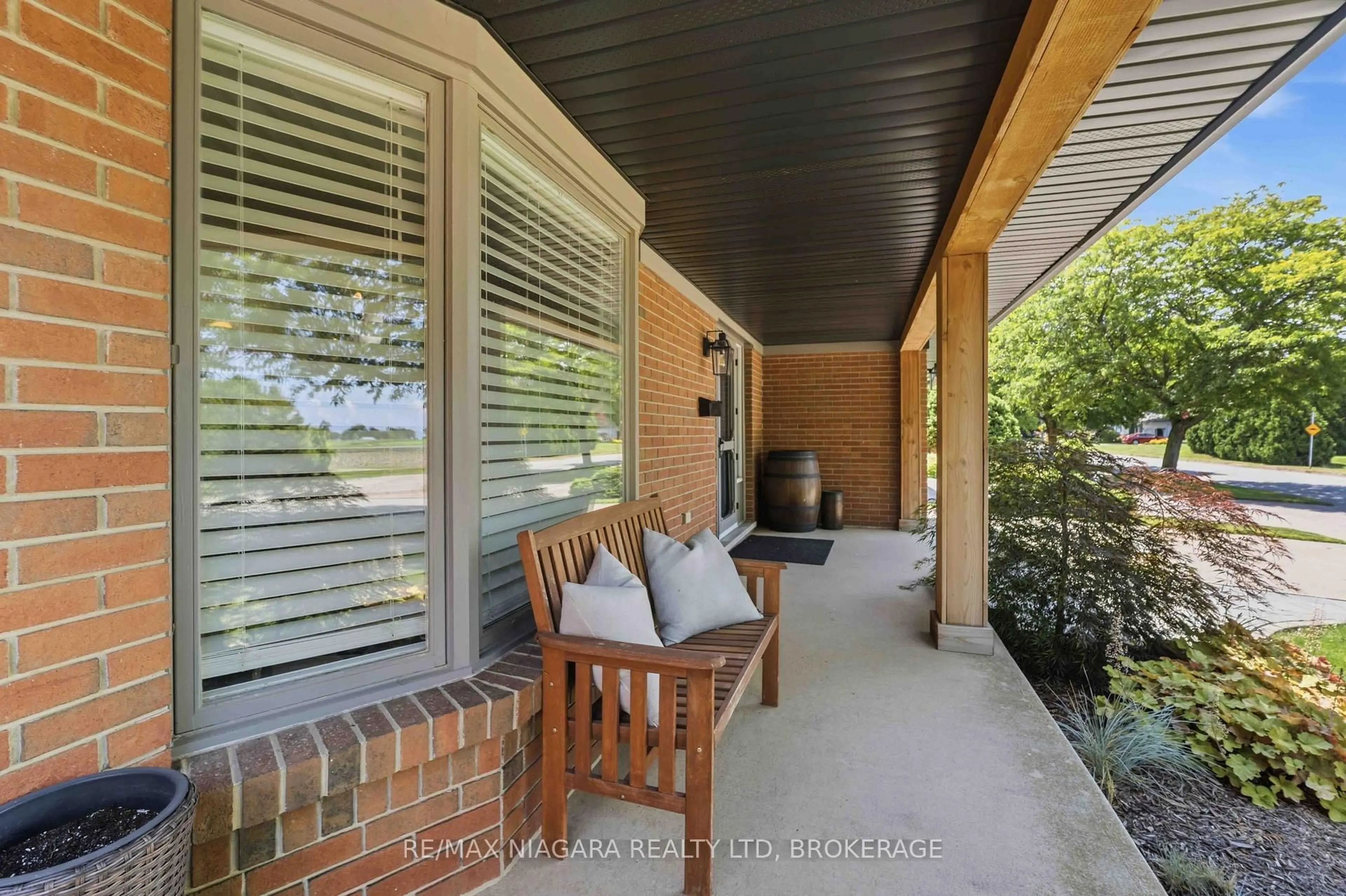 Patio, water/lake/river/ocean view for 18 Courtleigh Rd, St. Catharines Ontario L2N 7E8