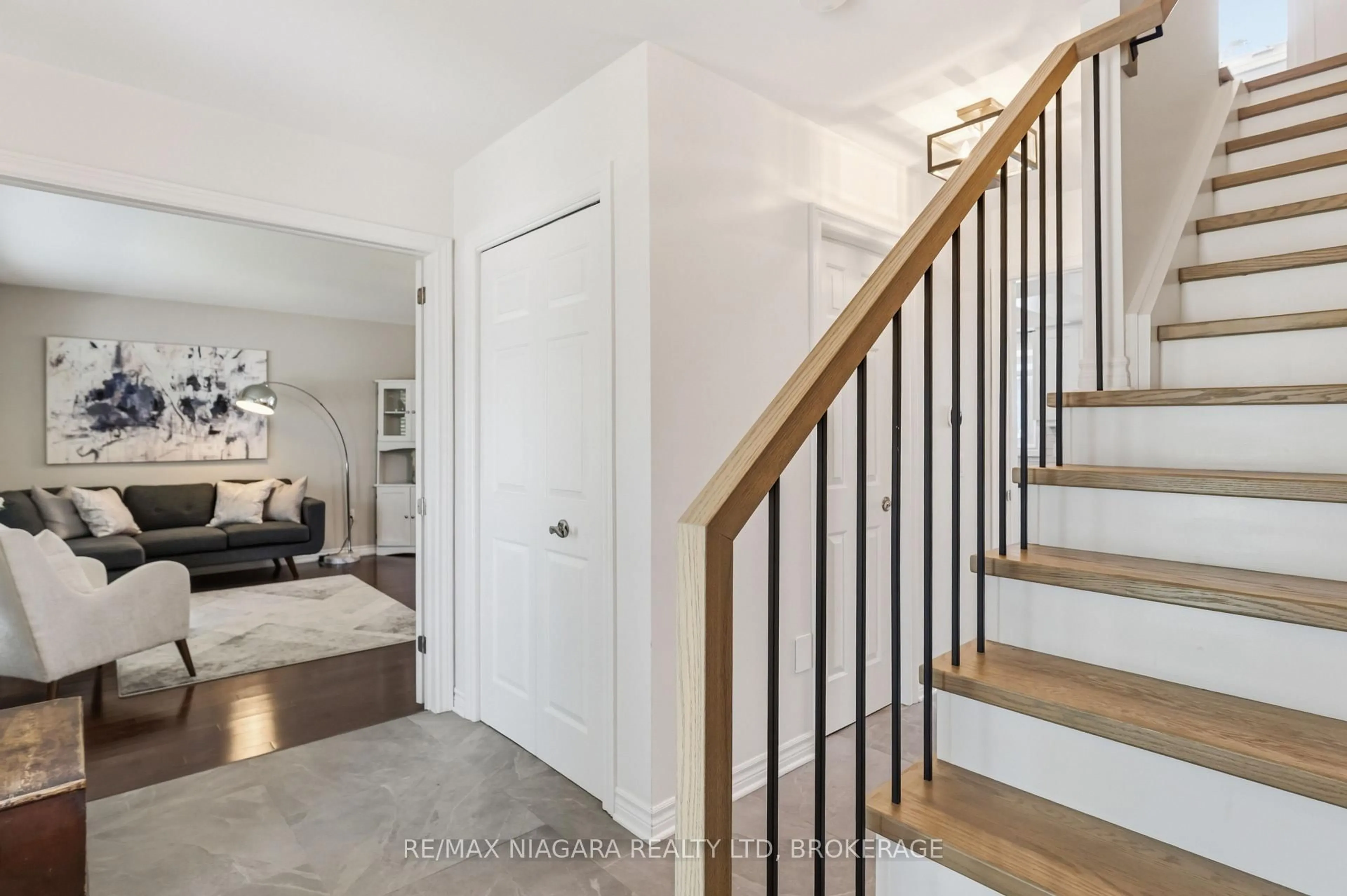 Indoor entryway for 18 Courtleigh Rd, St. Catharines Ontario L2N 7E8