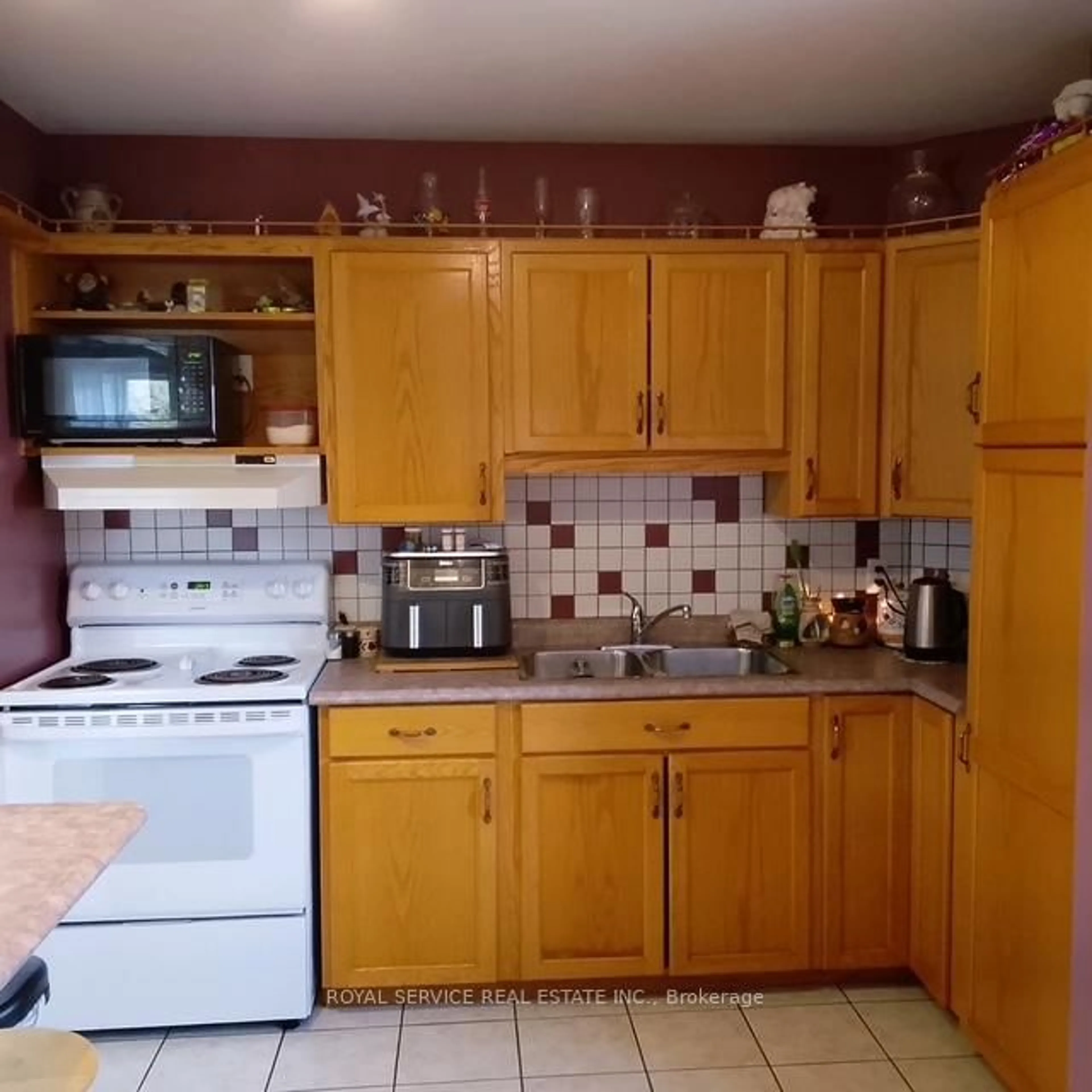 Standard kitchen, unknown for 42 Harcourt St, Port Hope Ontario L1A 1M4