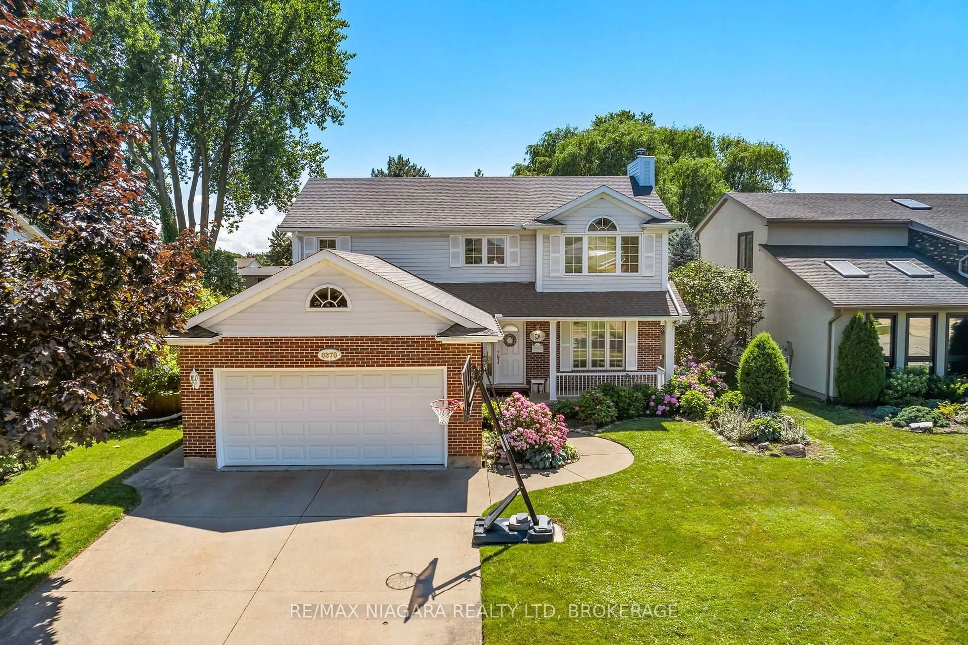 A pic from outside/outdoor area/front of a property/back of a property/a pic from drone, street for 6370 Emma St, Niagara Falls Ontario L2J 4H7