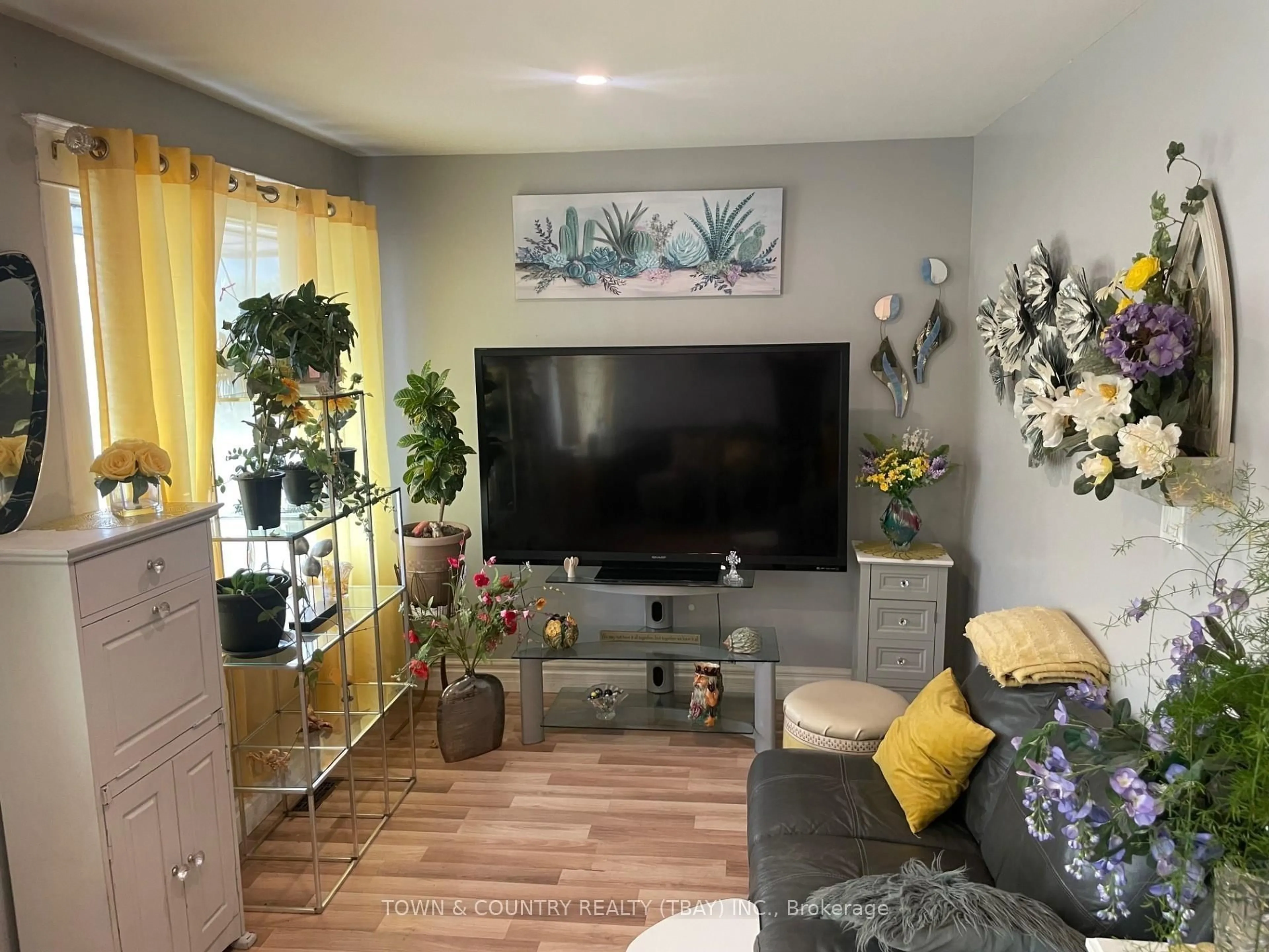 Living room with furniture, wood/laminate floor for 528 McDonald St, Thunder Bay Ontario P7C 3C9