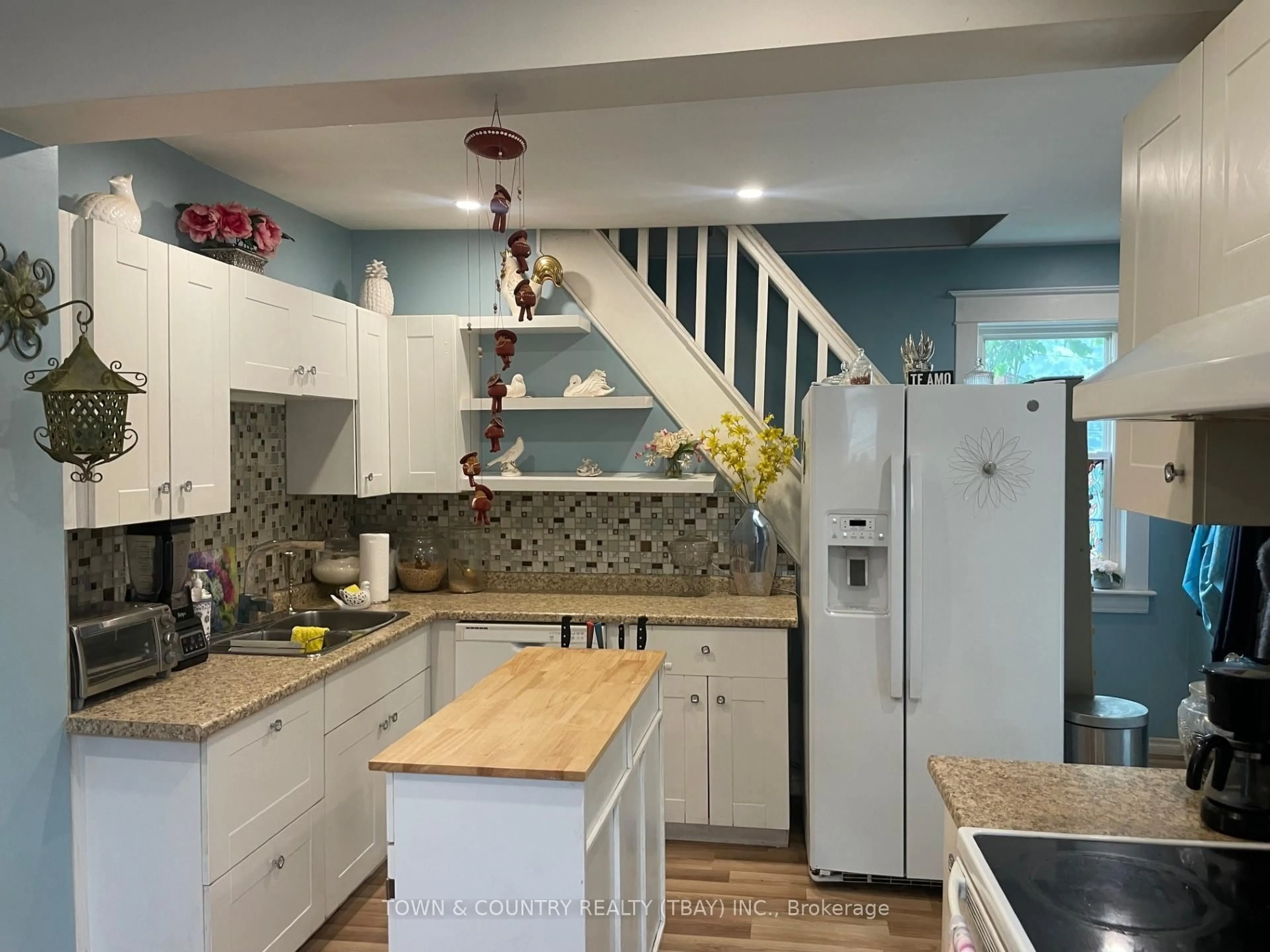 Open concept kitchen, ceramic/tile floor for 528 McDonald St, Thunder Bay Ontario P7C 3C9
