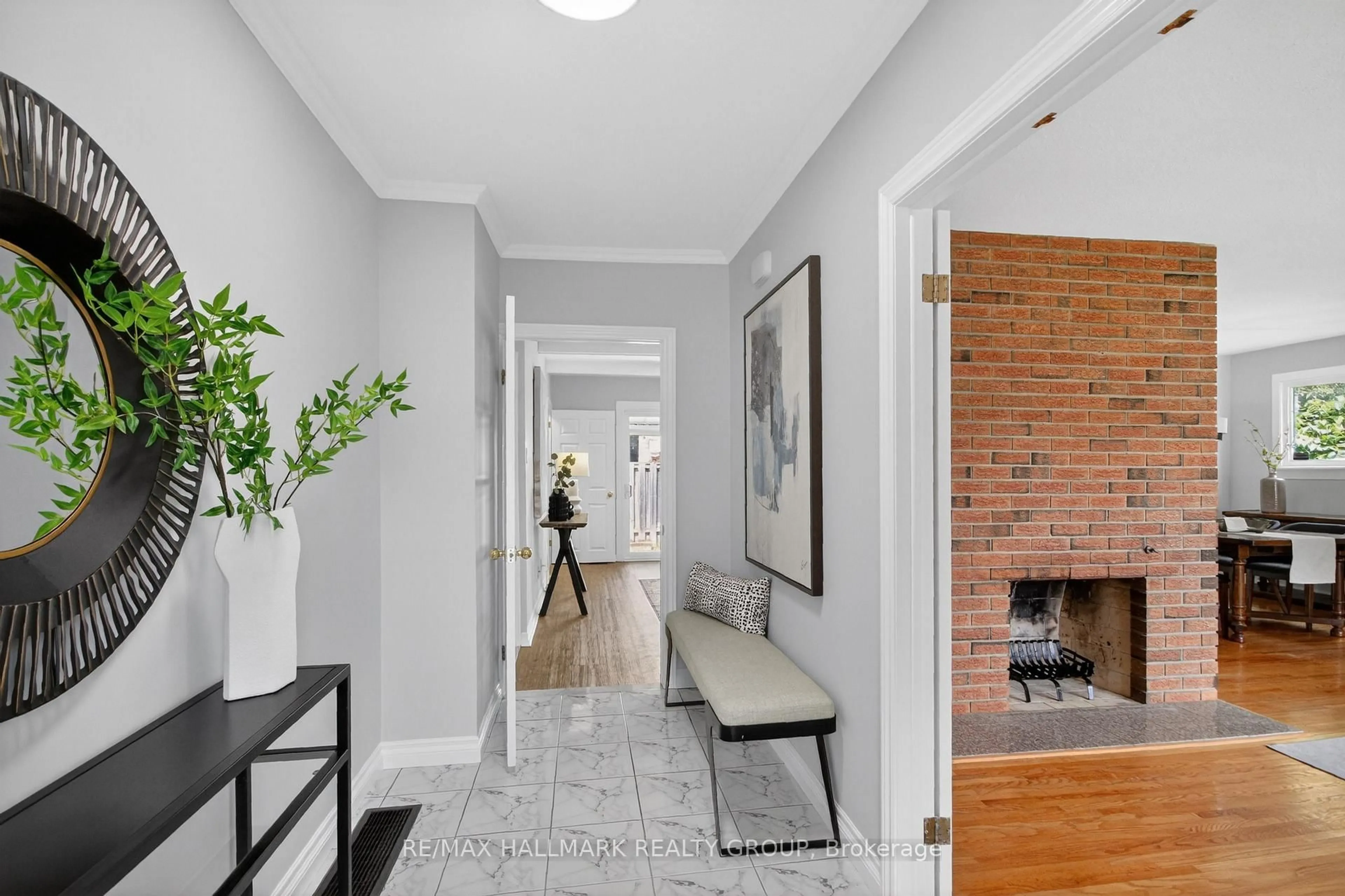 Indoor entryway for 37 Parkwood Cres, Ottawa Ontario K1B 3J5