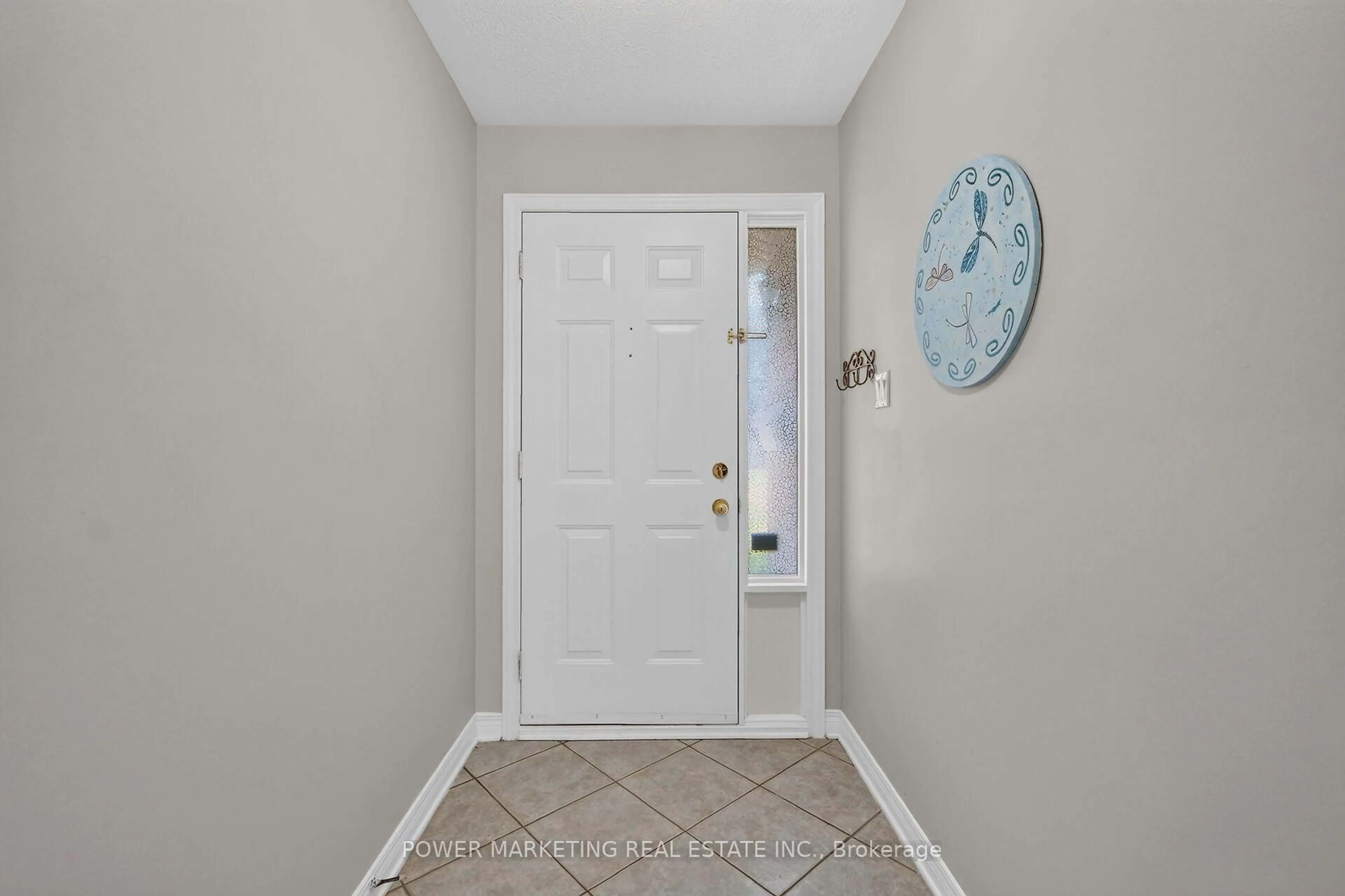 Indoor entryway for 6886 EDGAR BRAULT St, Orleans Ontario K1C 1L7