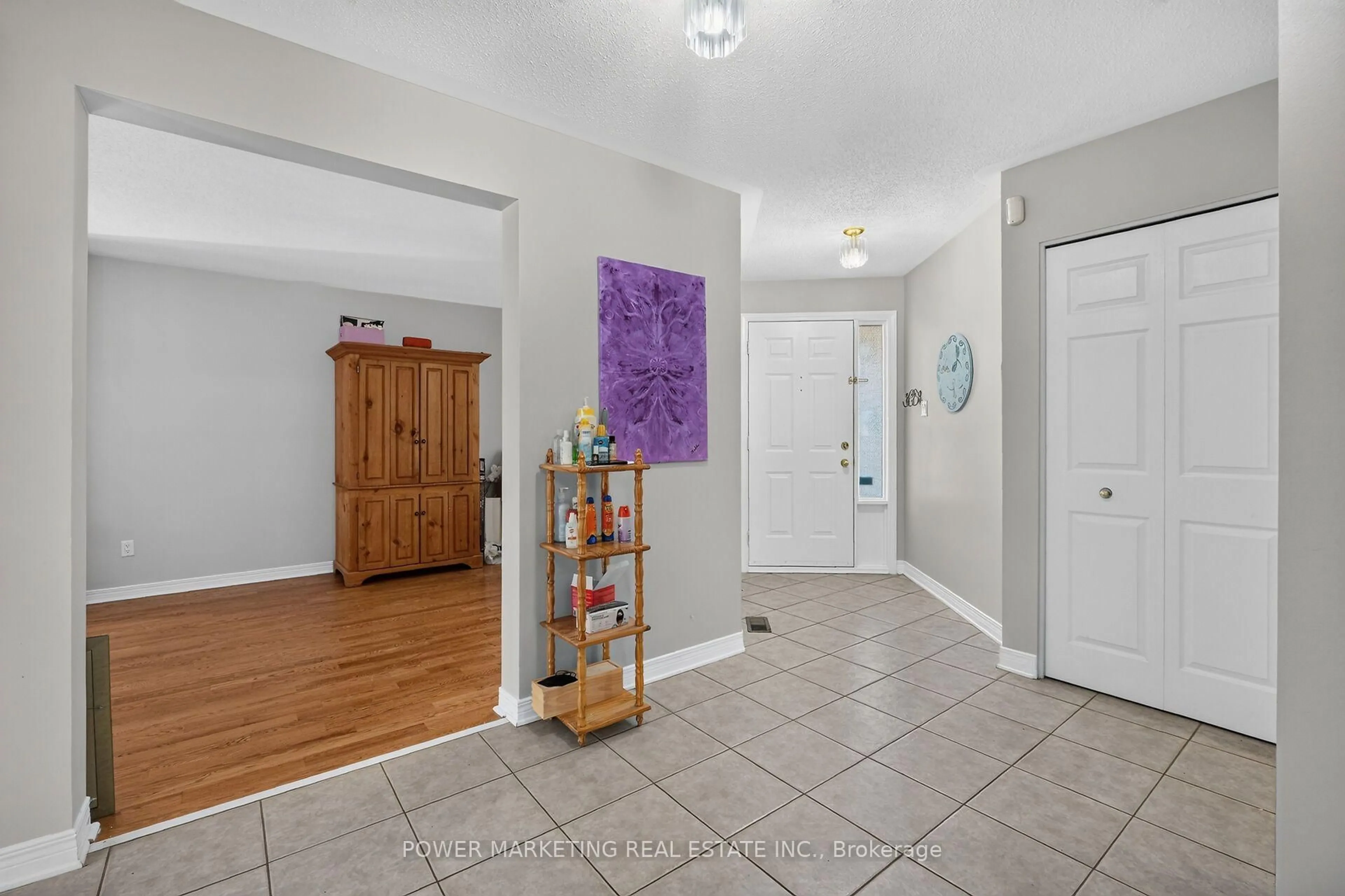Indoor entryway for 6886 EDGAR BRAULT St, Orleans Ontario K1C 1L7