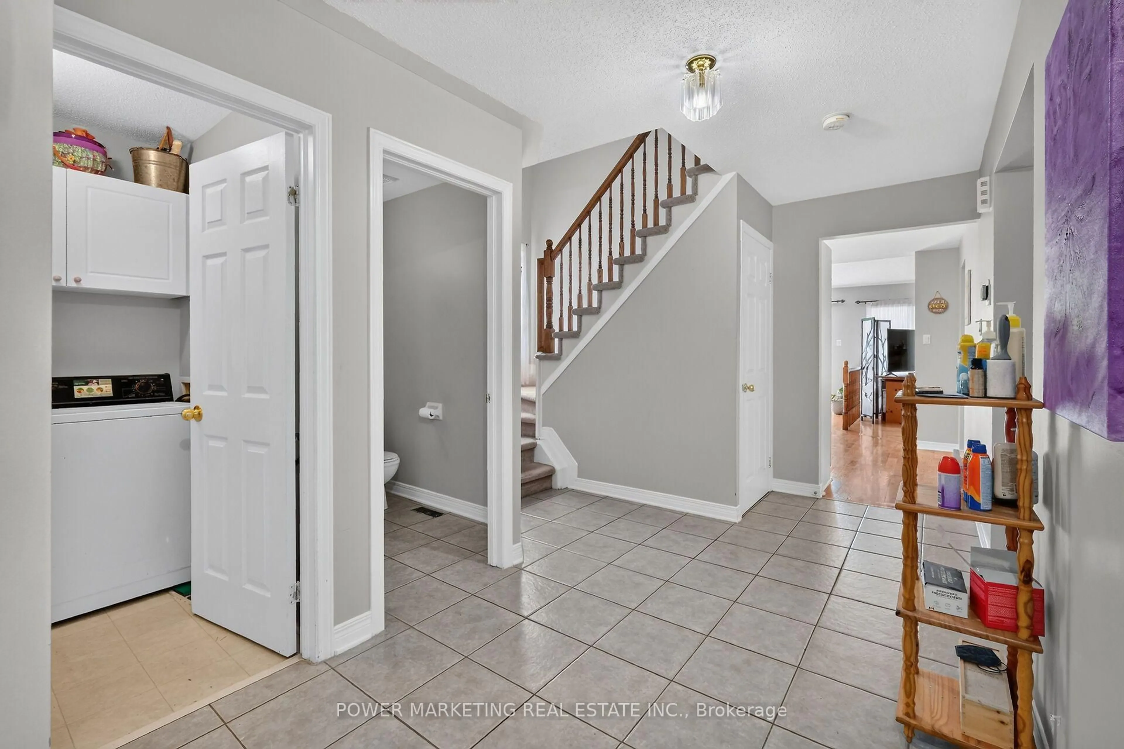 Indoor entryway for 6886 EDGAR BRAULT St, Orleans Ontario K1C 1L7