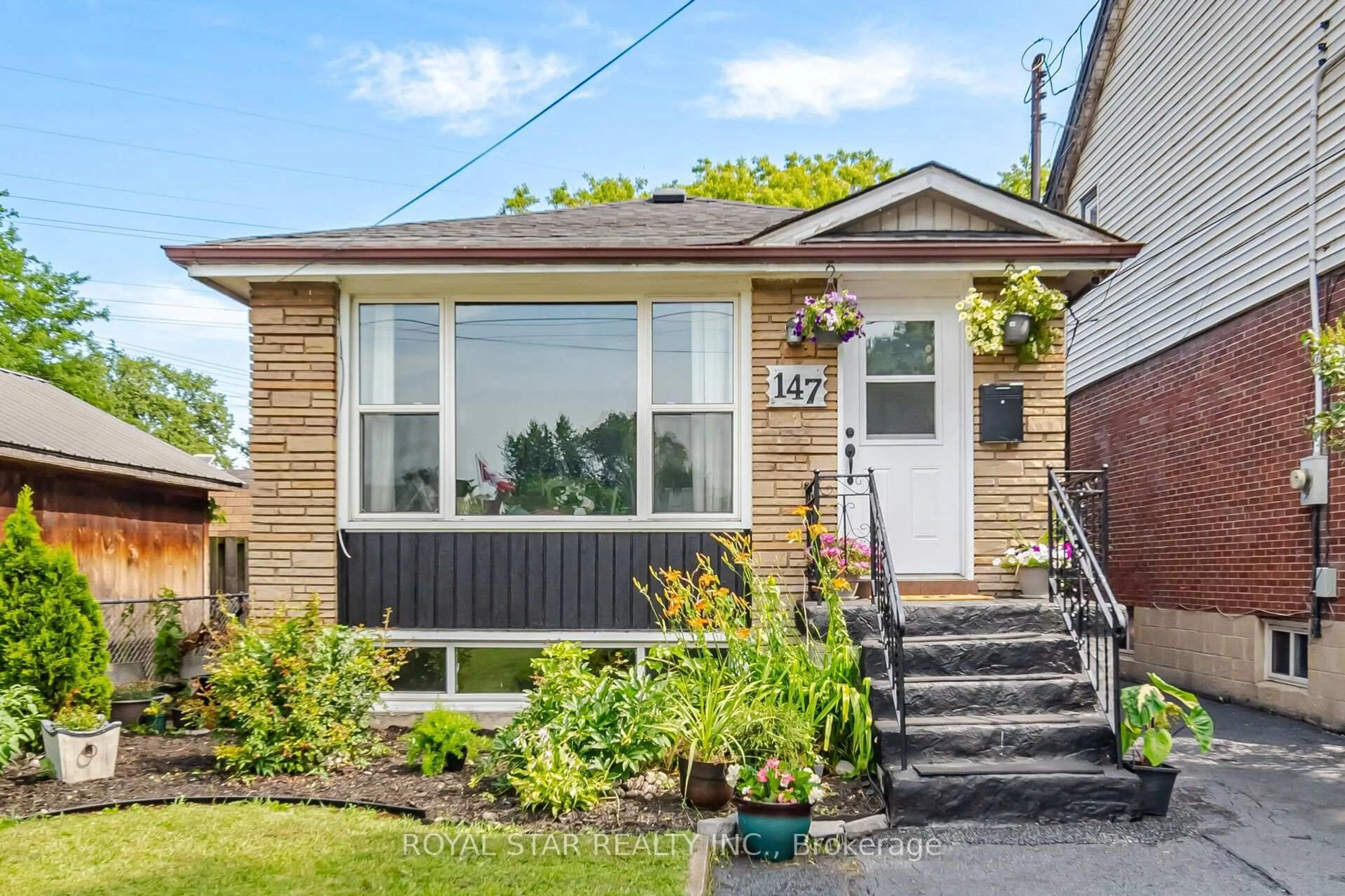 Home with brick exterior material, street for 147 Grace Ave, Hamilton Ontario L8H 3W9
