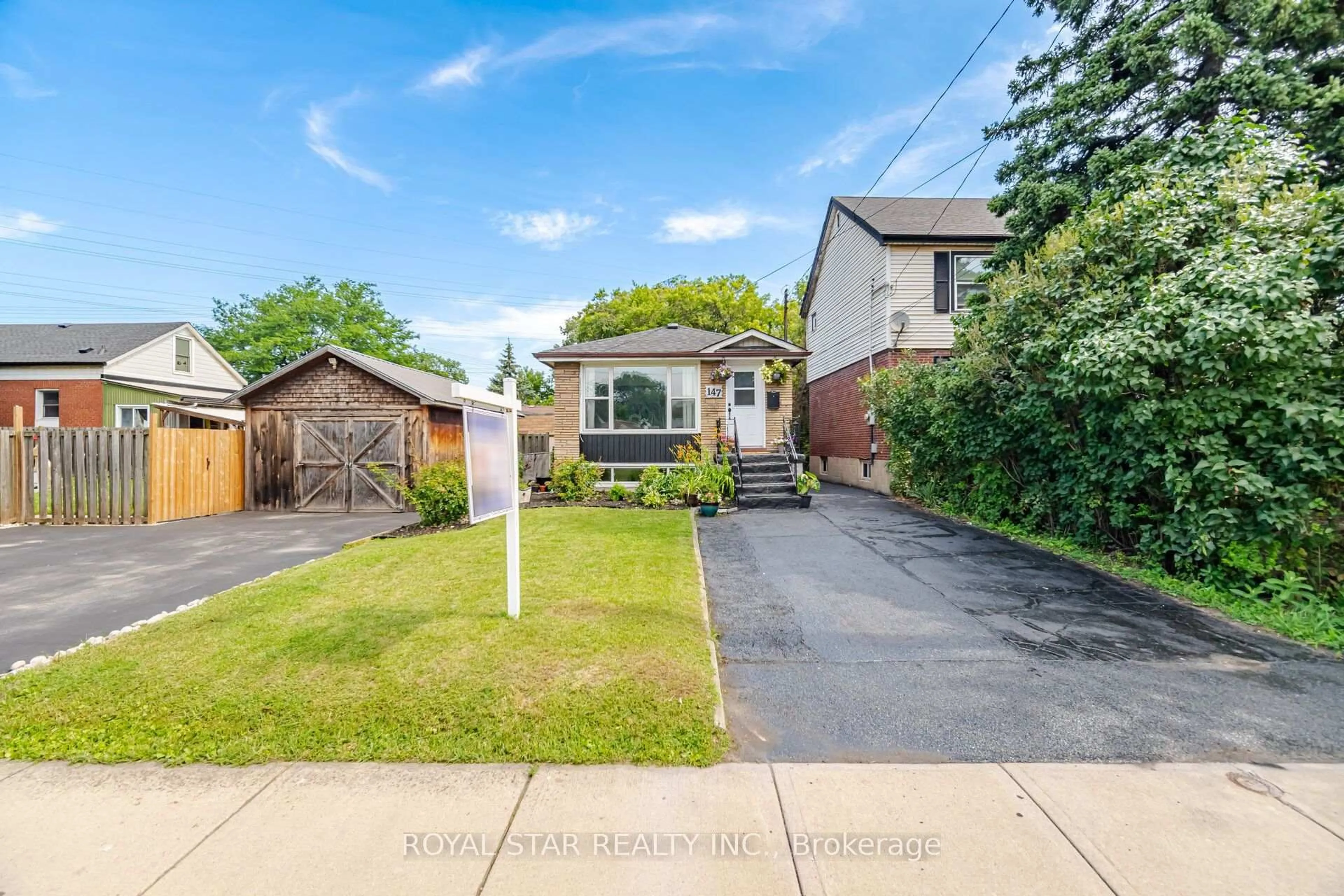 A pic from outside/outdoor area/front of a property/back of a property/a pic from drone, street for 147 Grace Ave, Hamilton Ontario L8H 3W9
