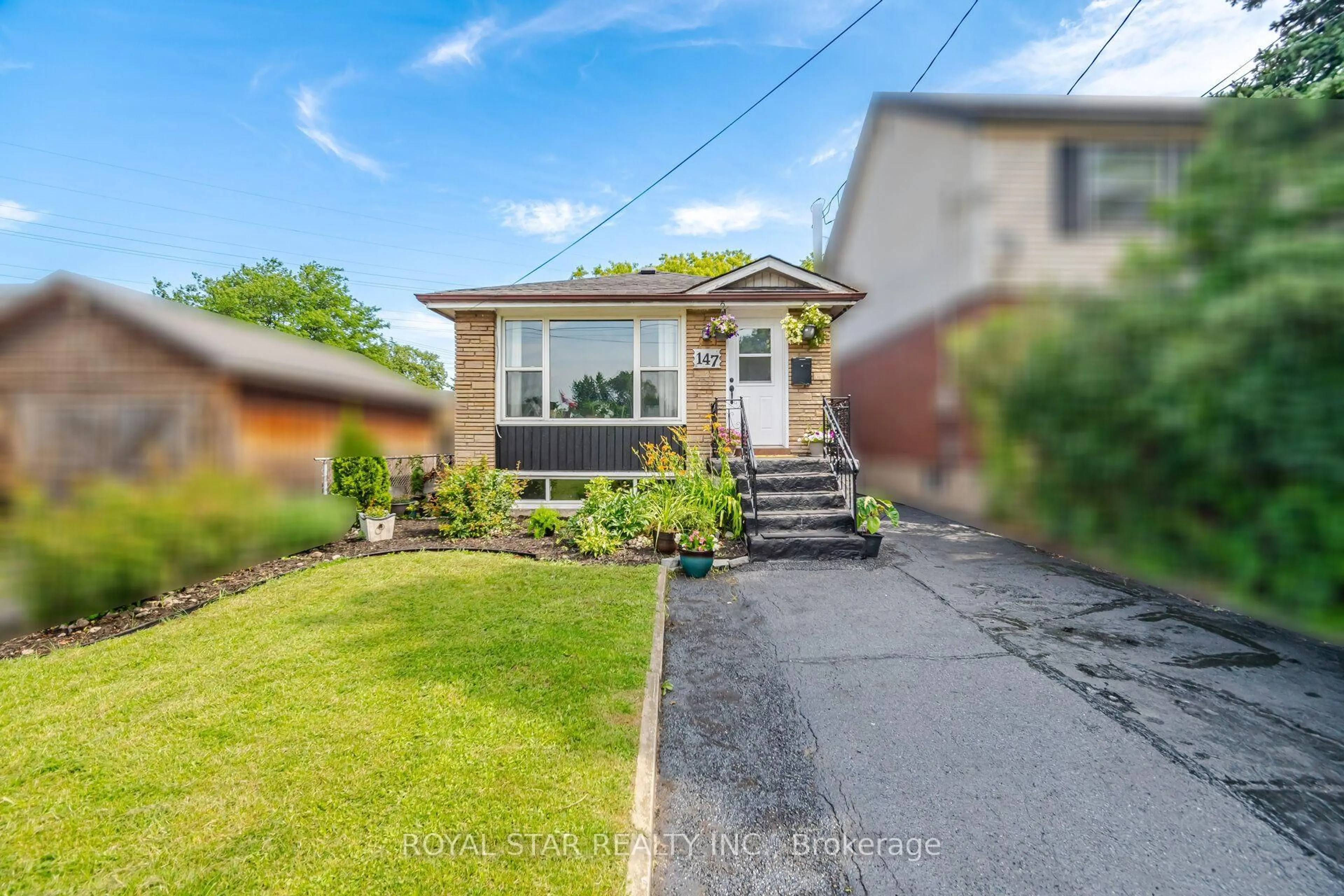 A pic from outside/outdoor area/front of a property/back of a property/a pic from drone, street for 147 Grace Ave, Hamilton Ontario L8H 3W9