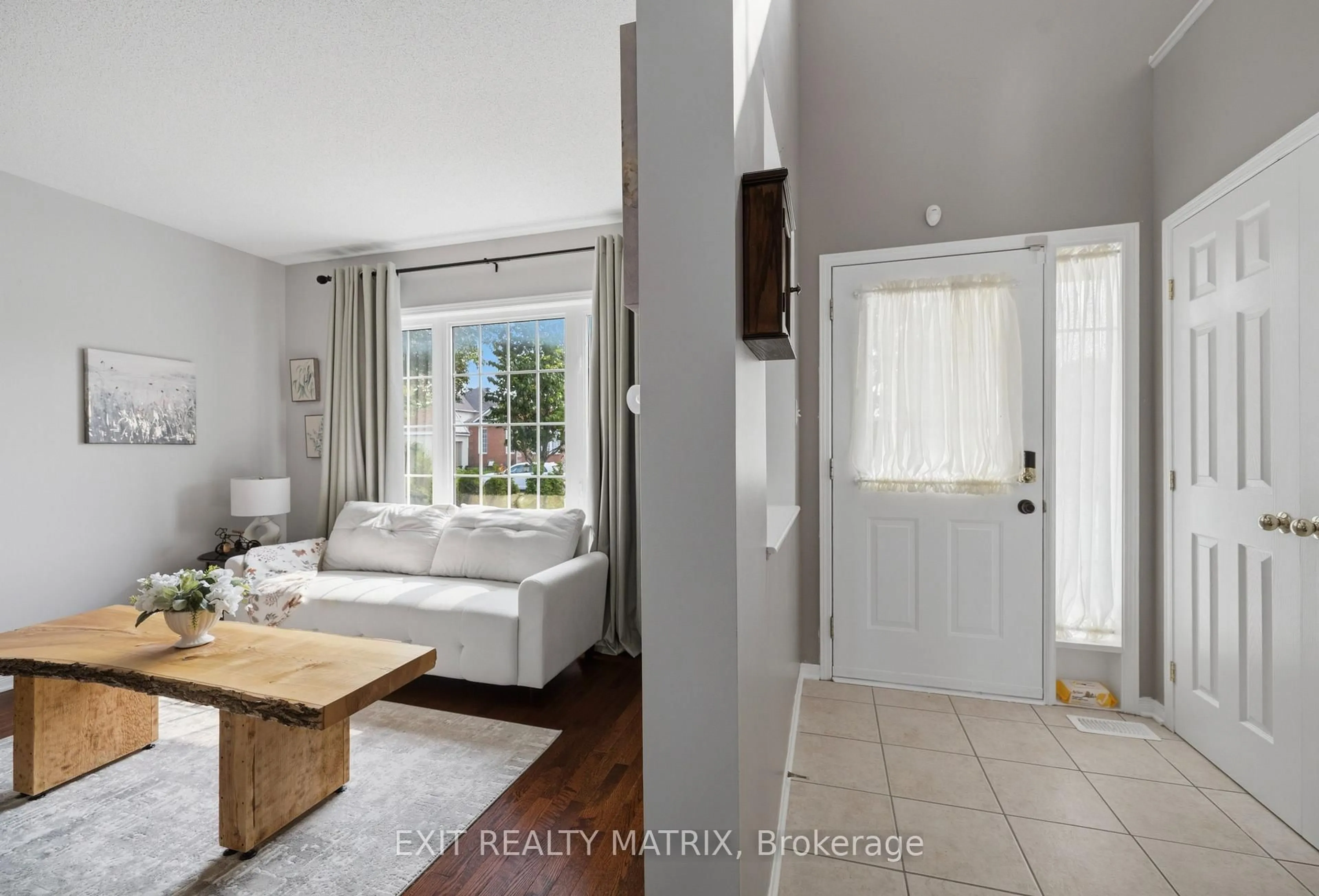 Indoor entryway for 127 Stoney Pond Crt, Ottawa Ontario K2S 2E6
