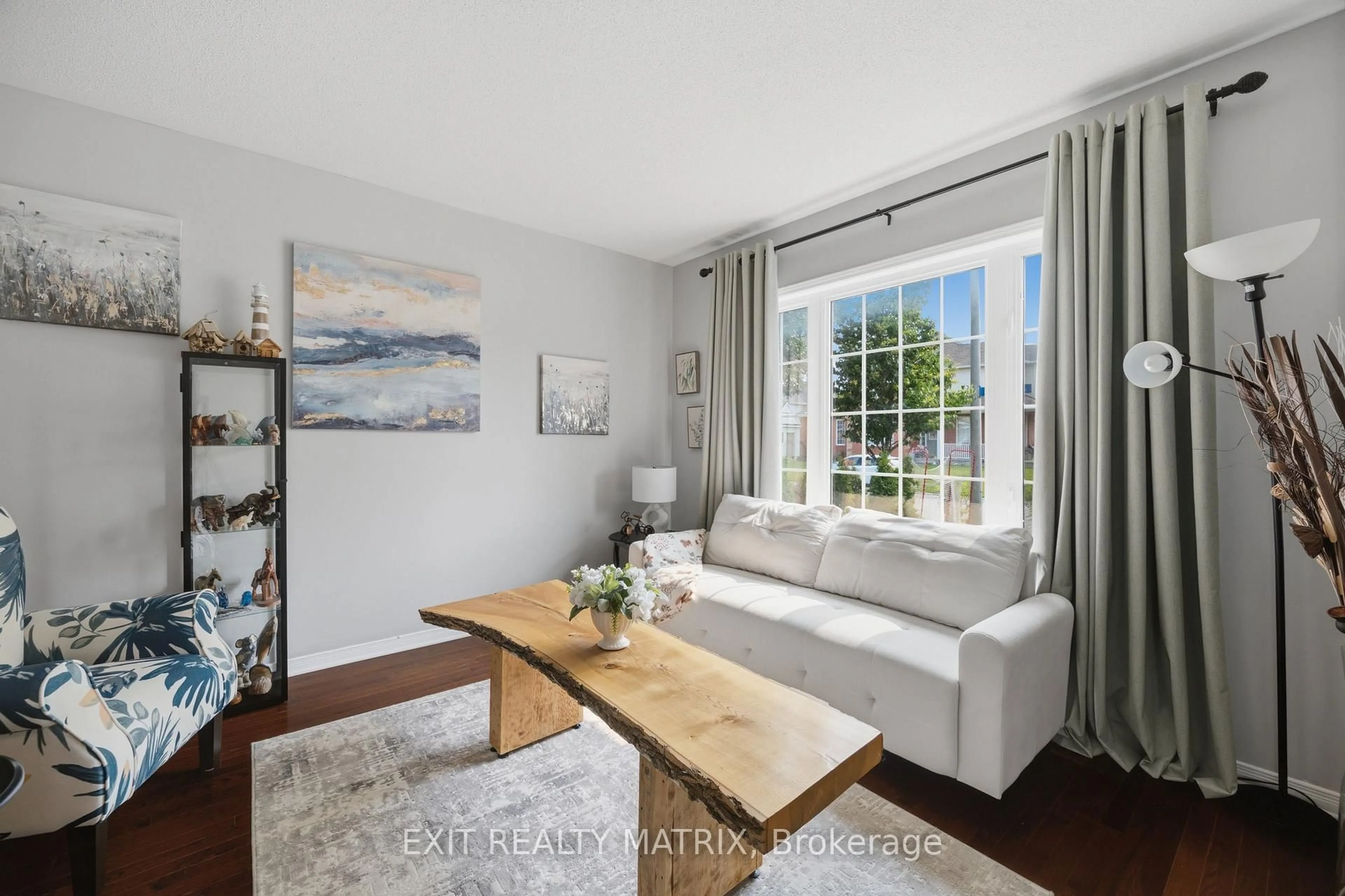Living room with furniture, unknown for 127 Stoney Pond Crt, Ottawa Ontario K2S 2E6