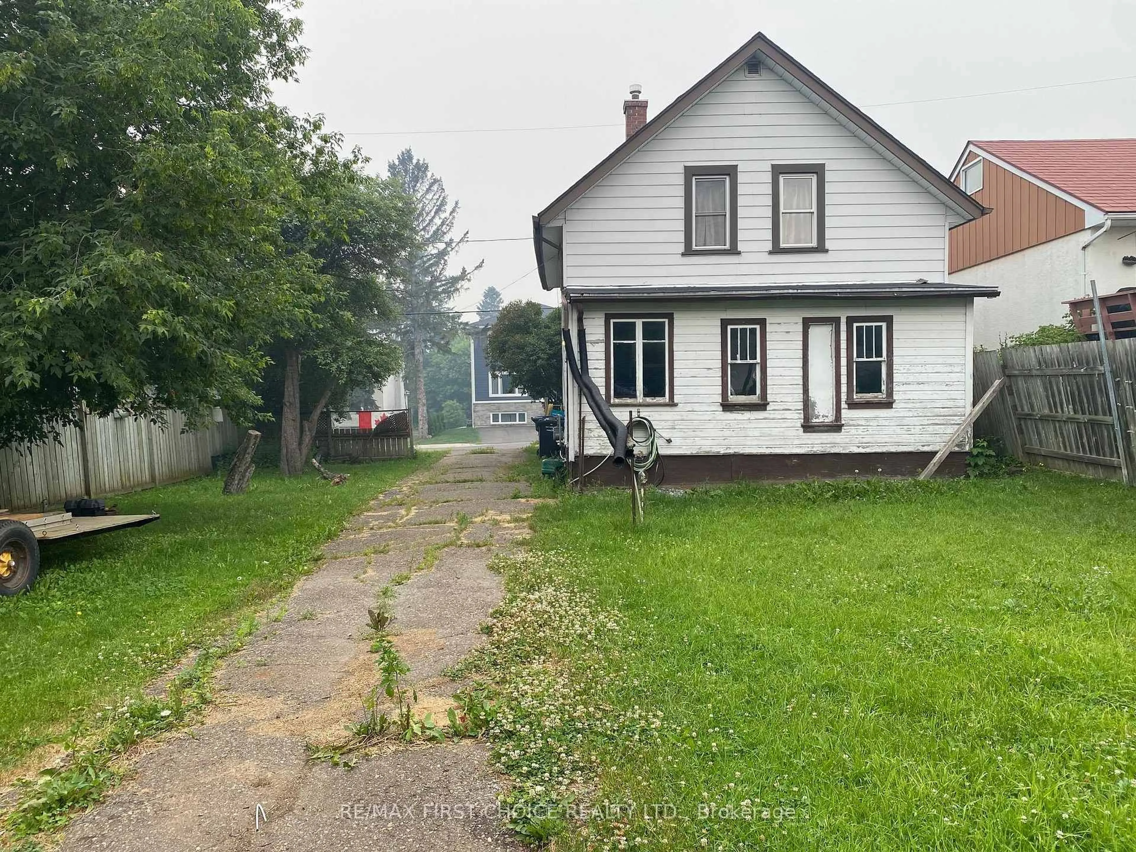 A pic from outside/outdoor area/front of a property/back of a property/a pic from drone, street for 244 Fitzgerald St, Thunder Bay Ontario P7A 2N9