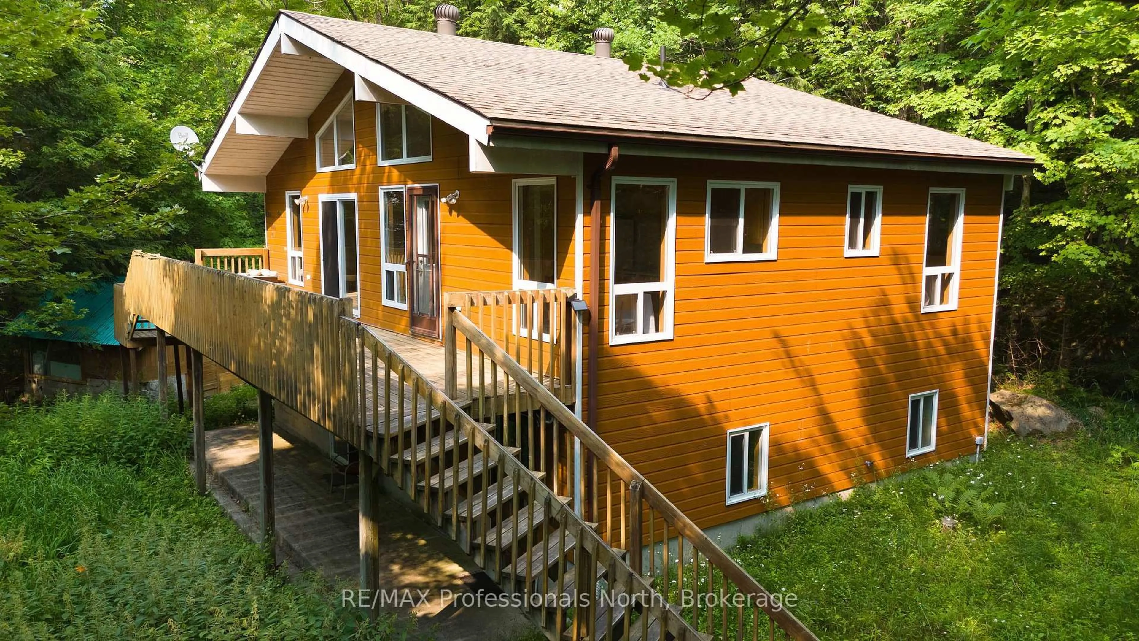 Home with vinyl exterior material, building for 13 Hickory Cres, Seguin Ontario P0C 1J0