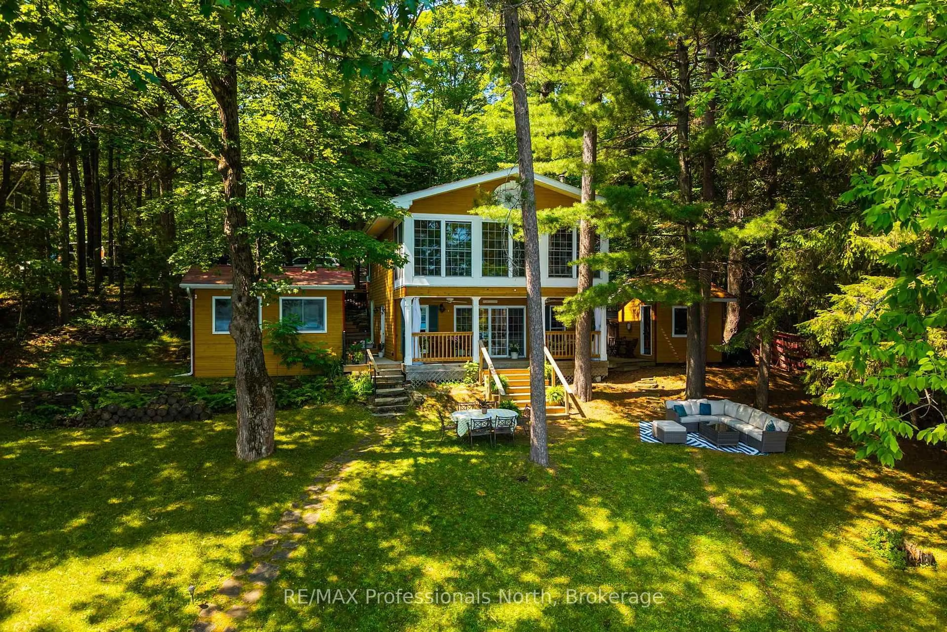 A pic from outside/outdoor area/front of a property/back of a property/a pic from drone, water/lake/river/ocean view for 1461 South Portage Rd, Lake of Bays Ontario P0A 1H0
