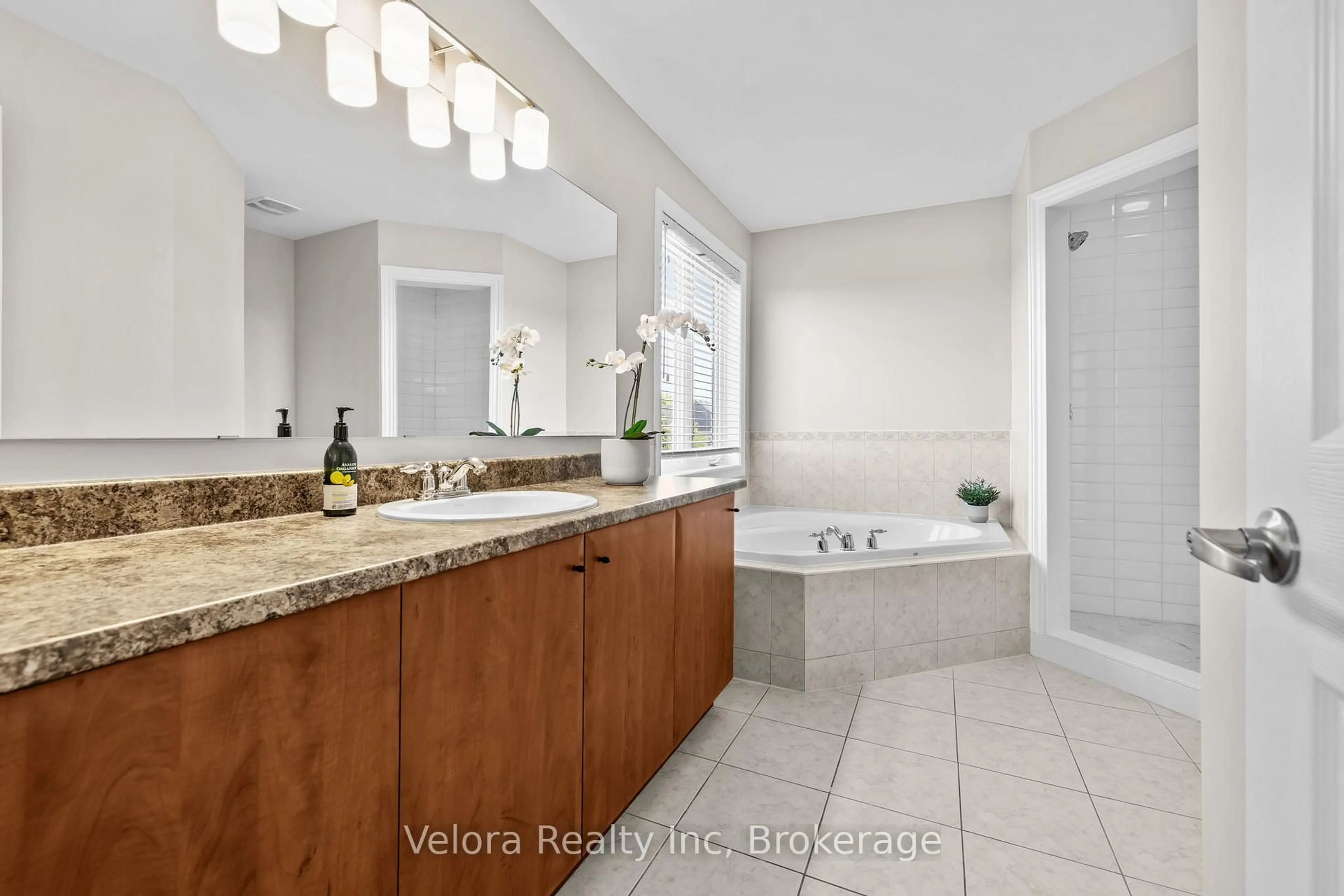 Contemporary bathroom, ceramic/tile floor for 607 Rosehill Ave, Stittsville Ontario K2S 0K3